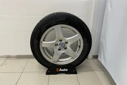 keltainen Volvo V70 2007 kuva 18.