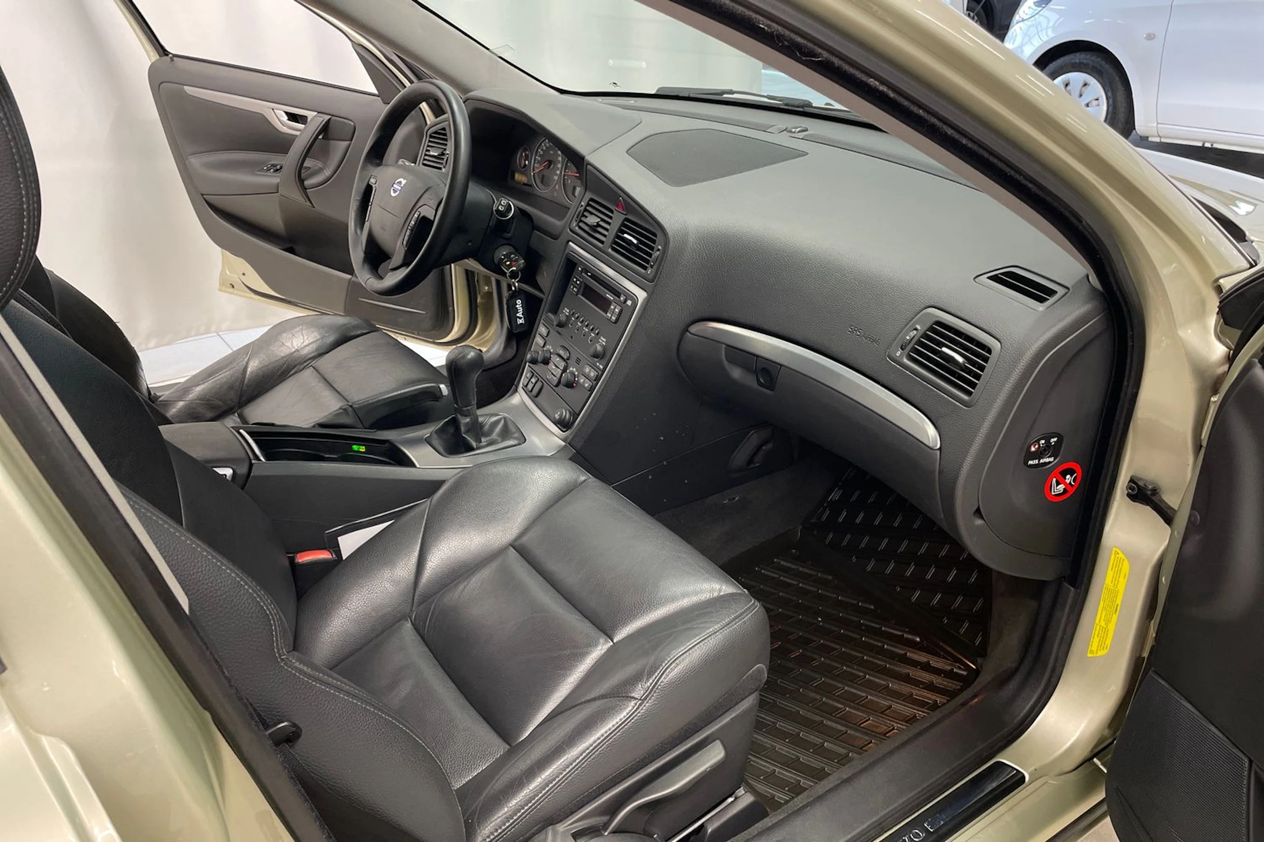 keltainen Volvo V70 2007 kuva 20.