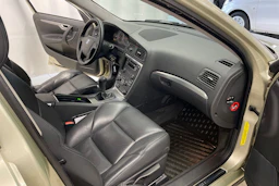 keltainen Volvo V70 2007 kuva 20.