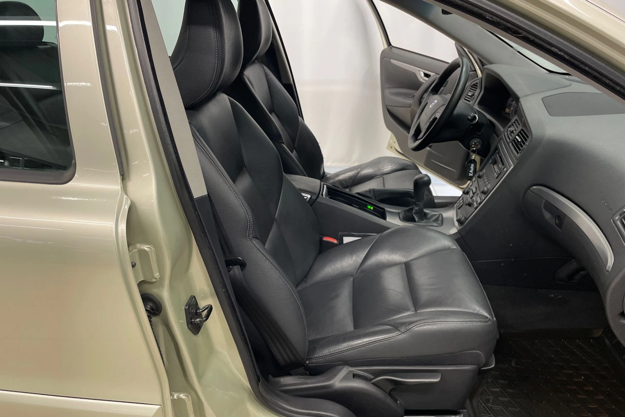 keltainen Volvo V70 2007 kuva 21.