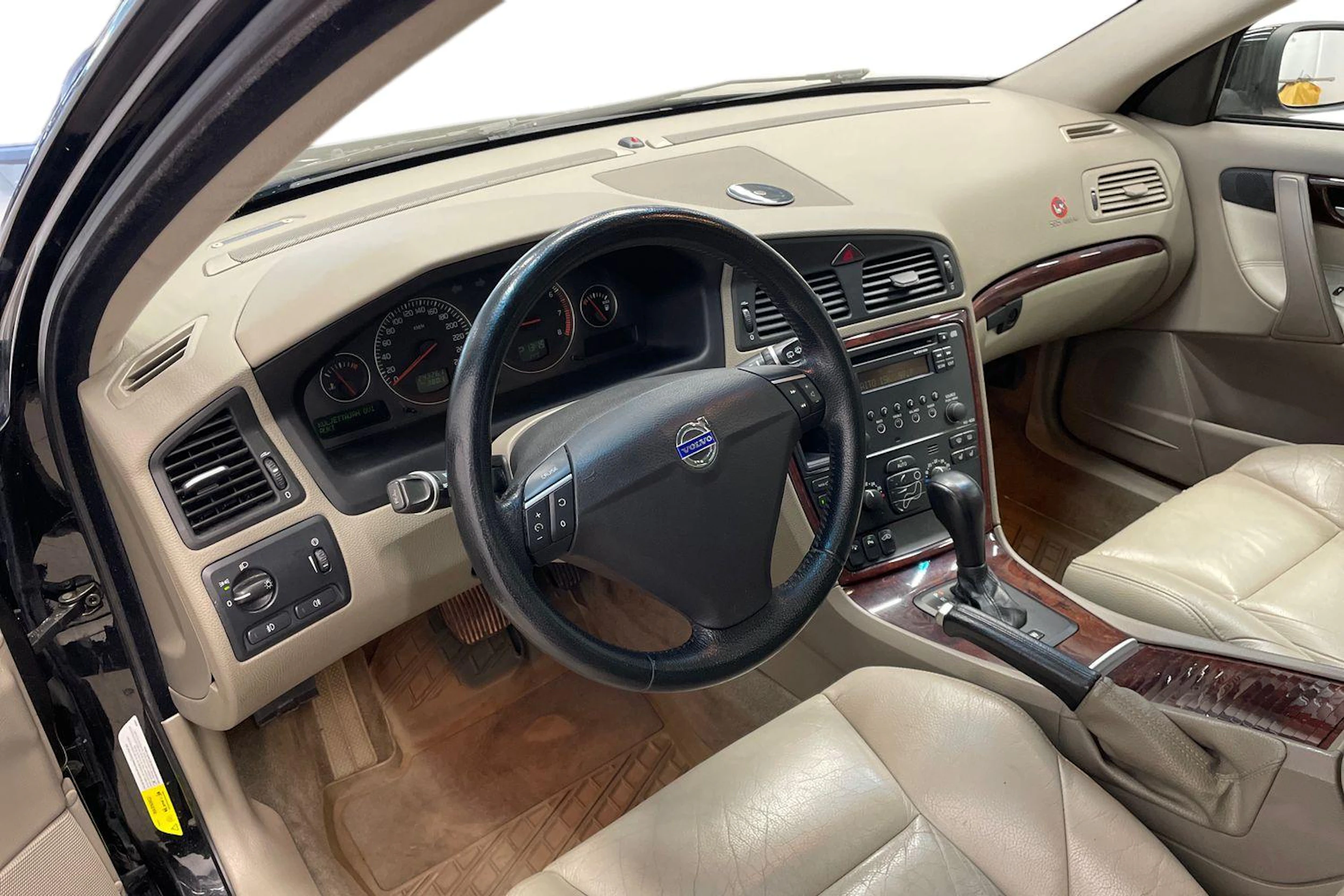 Musta Volvo V70 2007 kuva 8.