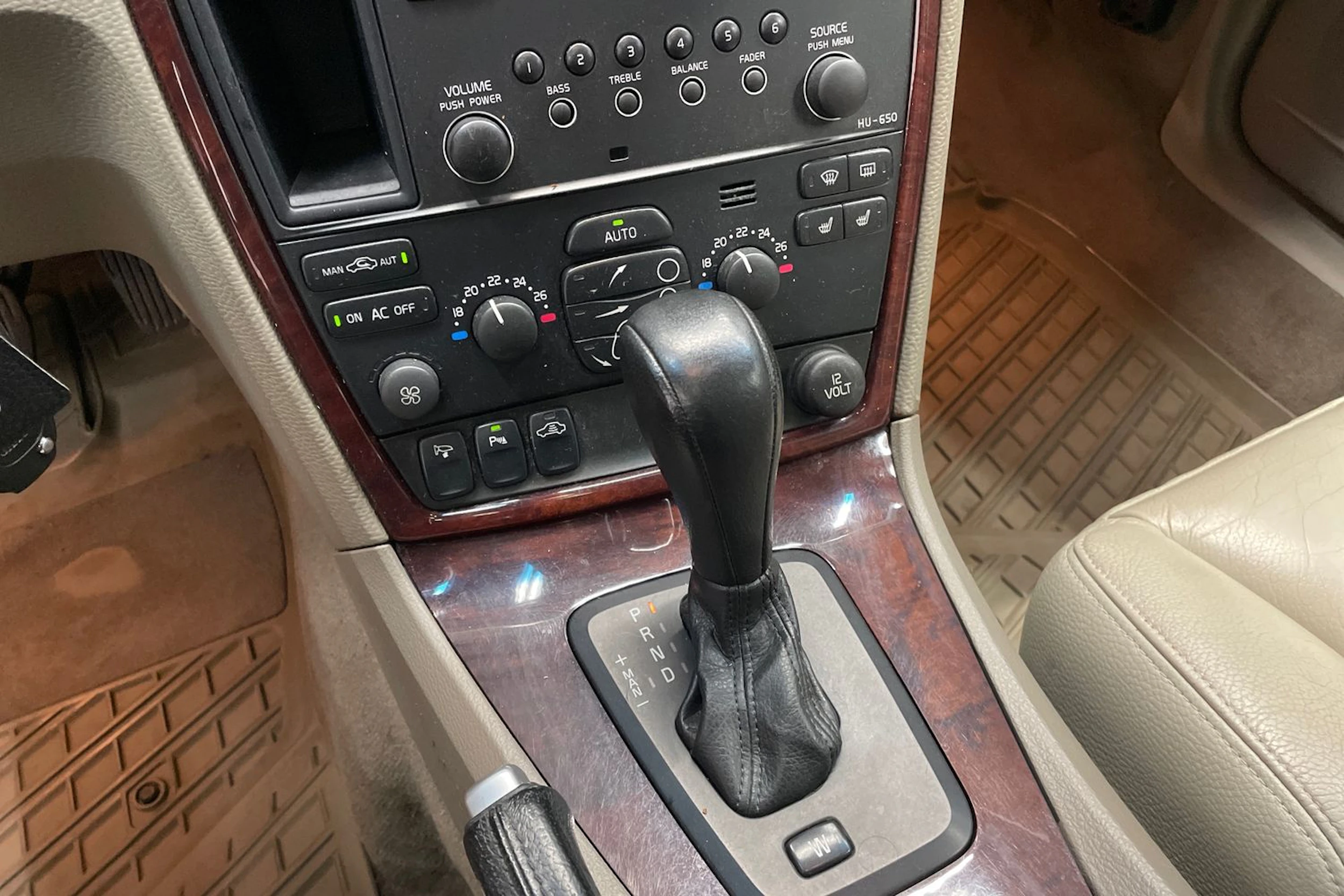 Musta Volvo V70 2007 kuva 18.