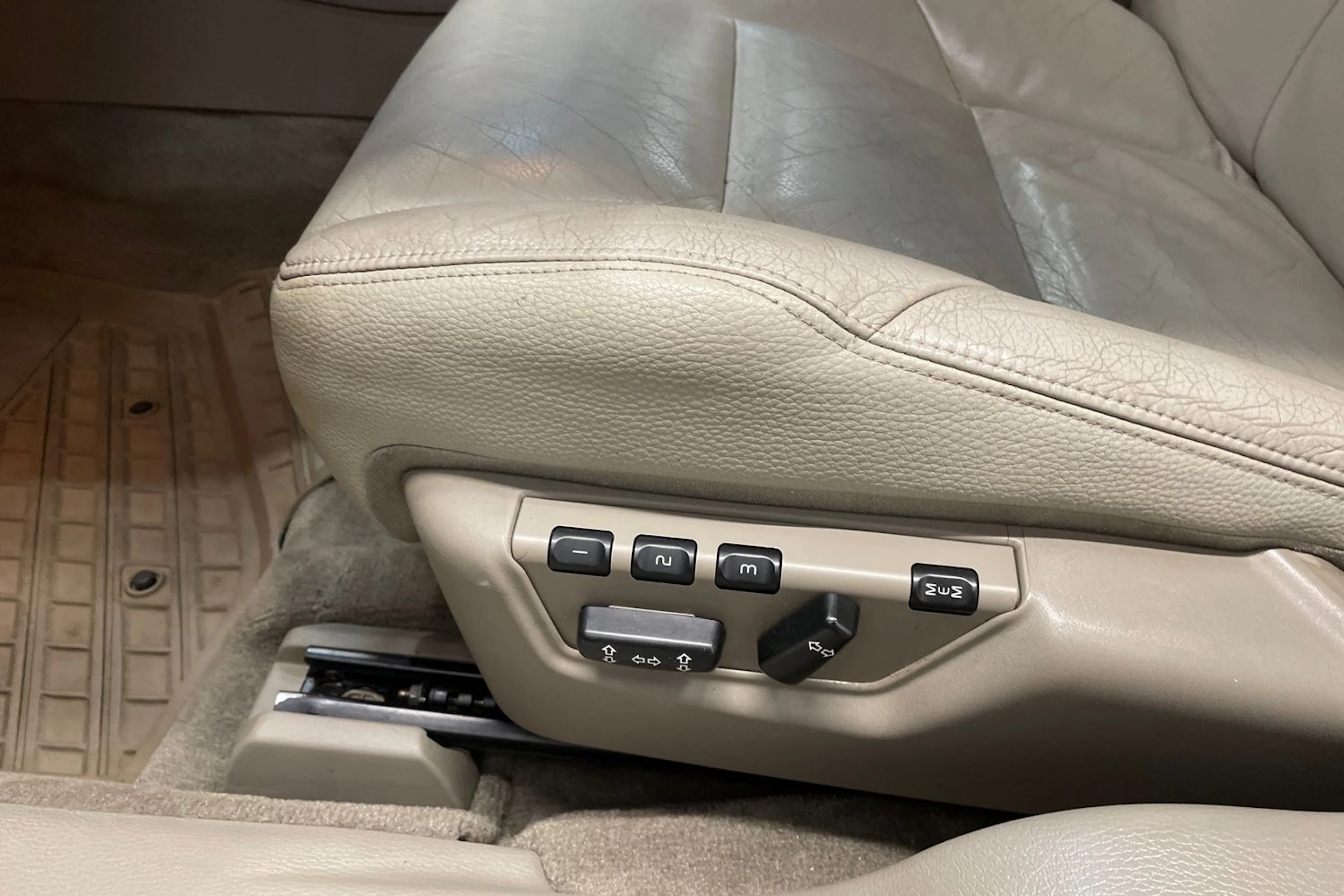 Musta Volvo V70 2007 kuva 19.