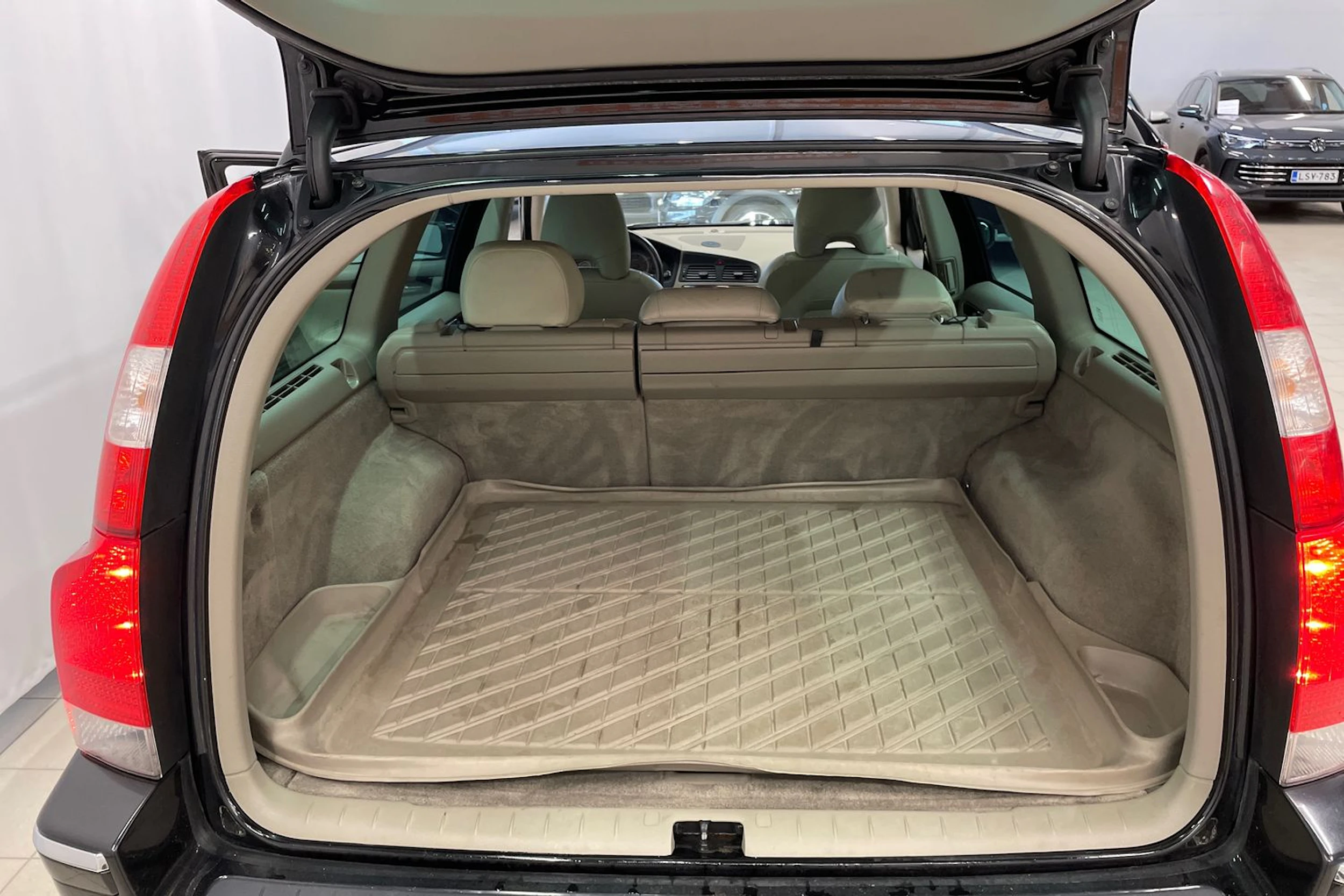 Musta Volvo V70 2007 kuva 21.