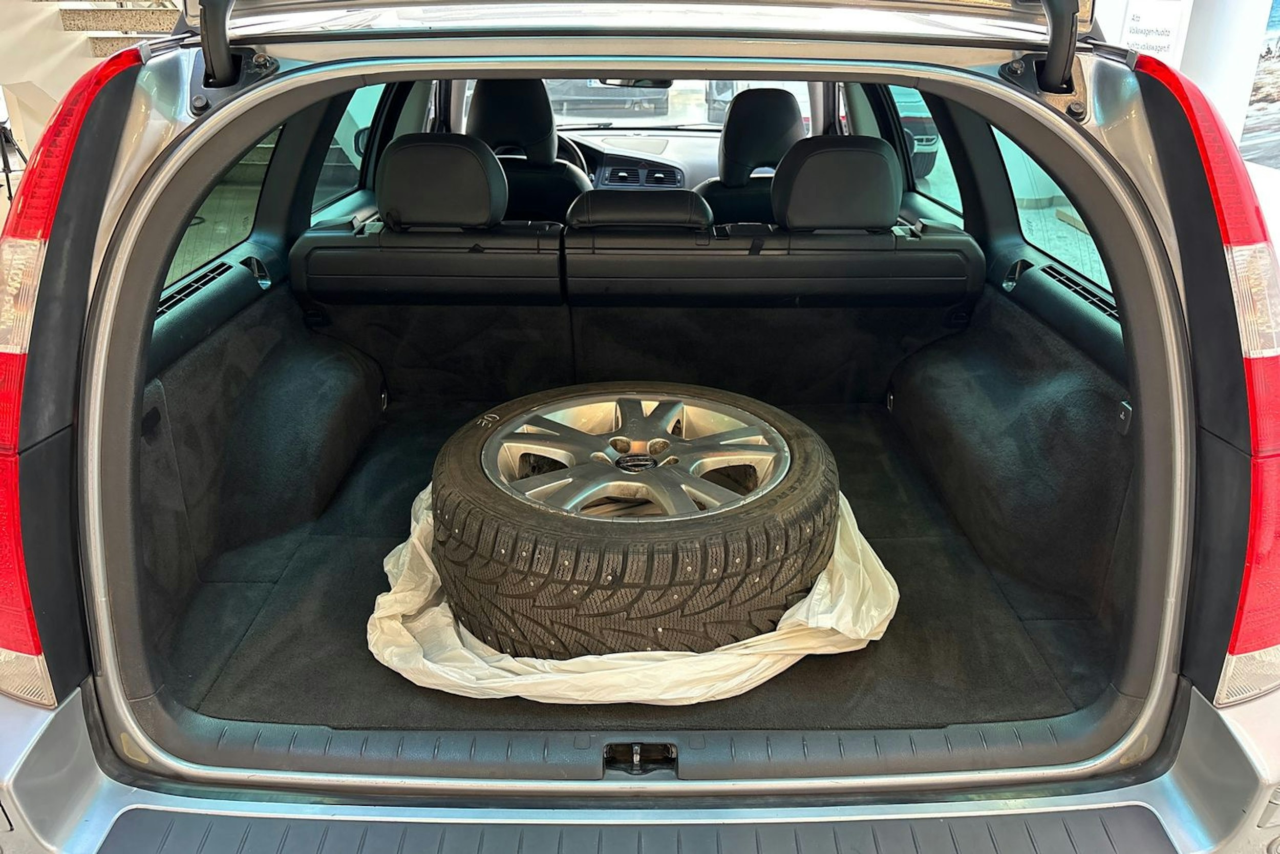 harmaa Volvo V70 2007 kuva 14.