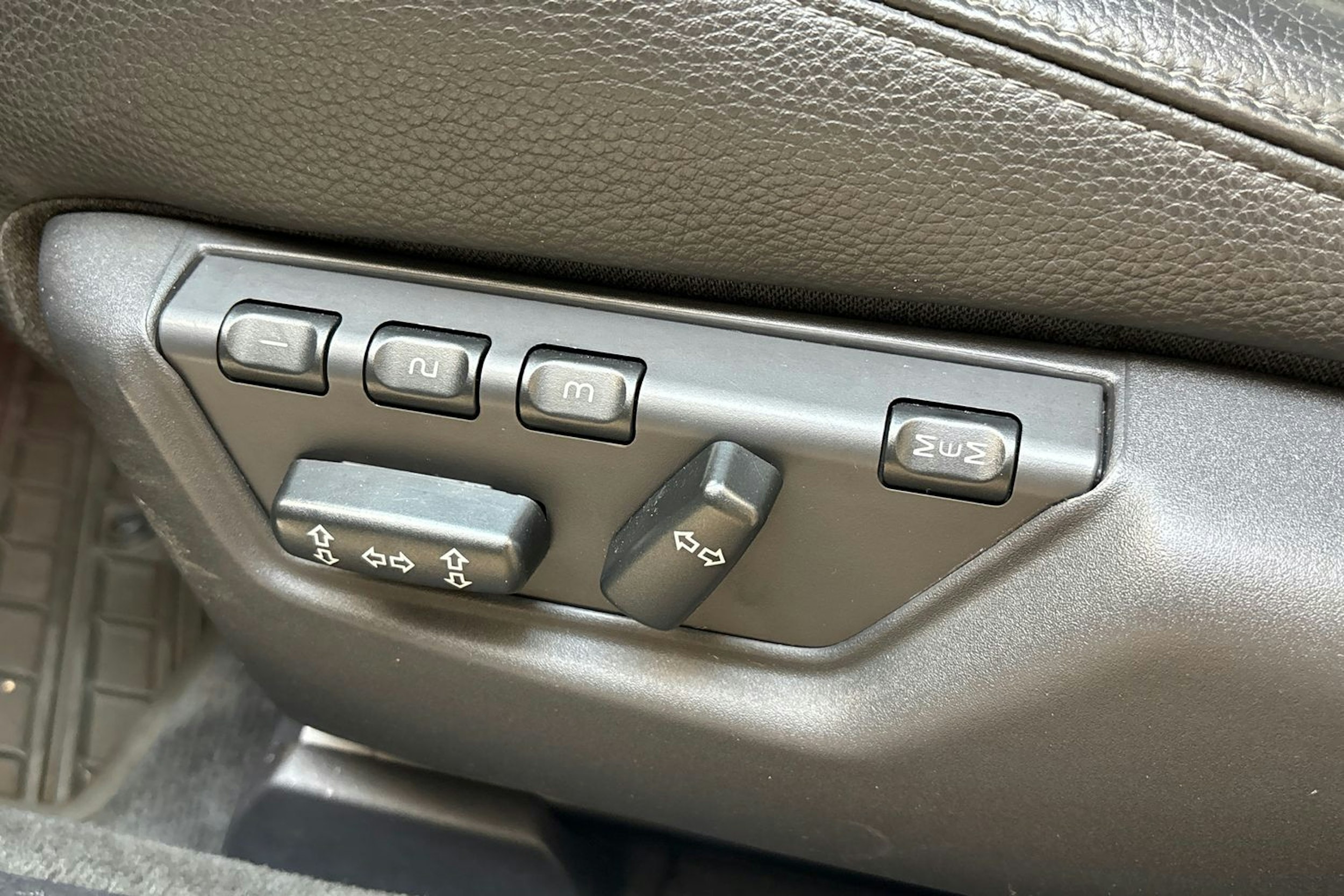 harmaa Volvo V70 2007 kuva 18.