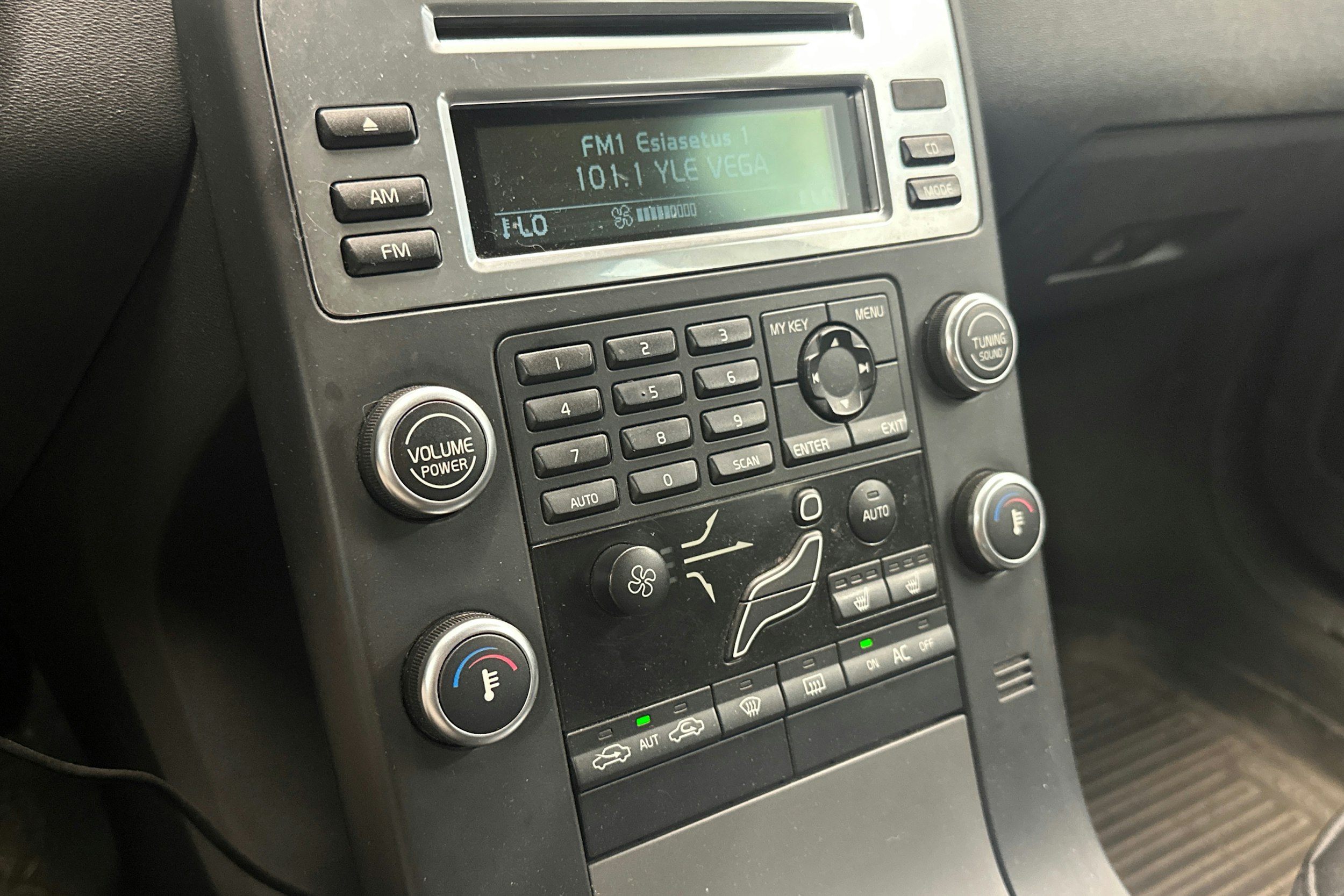Harmaa Volvo V70 2008 kuva 18.