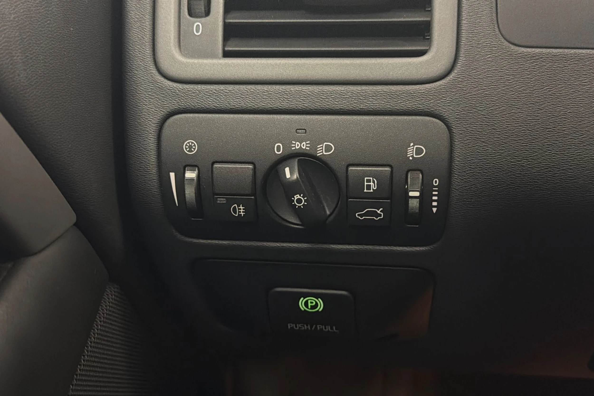 musta Volvo V70 2008 kuva 16.