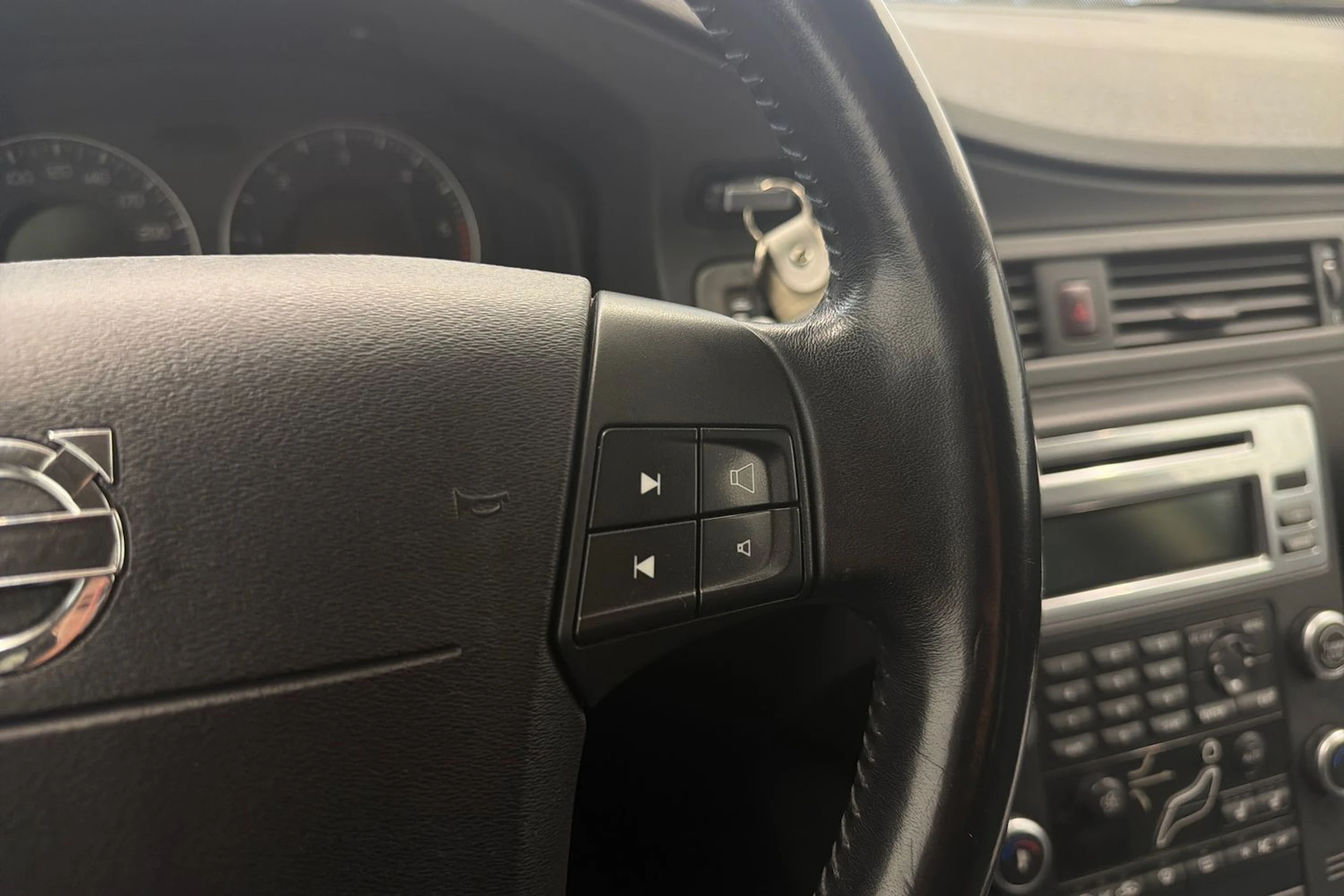 musta Volvo V70 2008 kuva 18.
