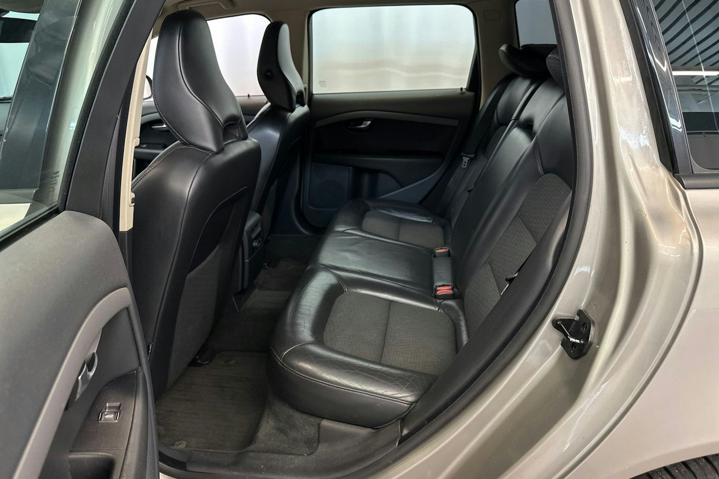 ruskea (beige) Volvo V70 2008 kuva 16.