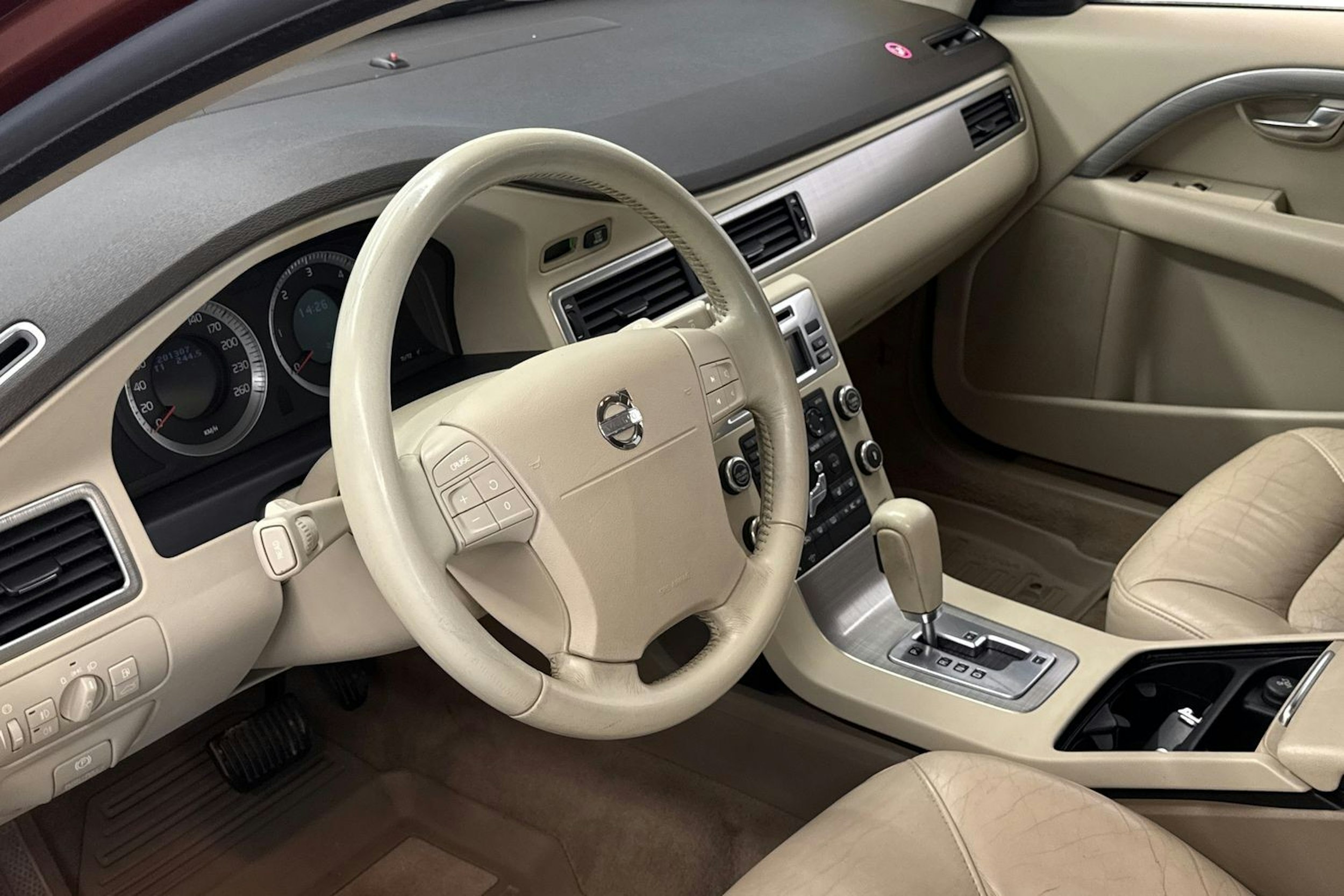 punainen Volvo V70 2008 kuva 7.