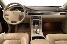 punainen Volvo V70 2008 kuva 9.