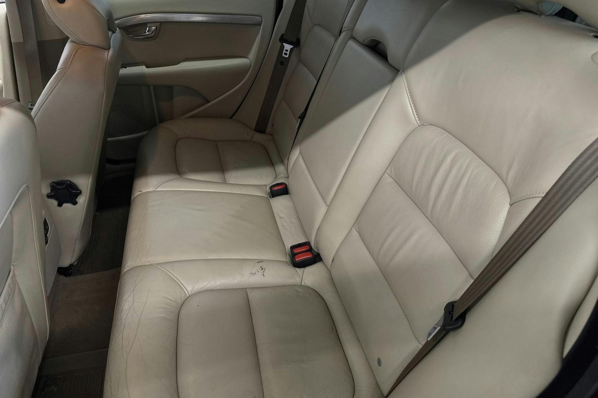 punainen Volvo V70 2008 kuva 10.