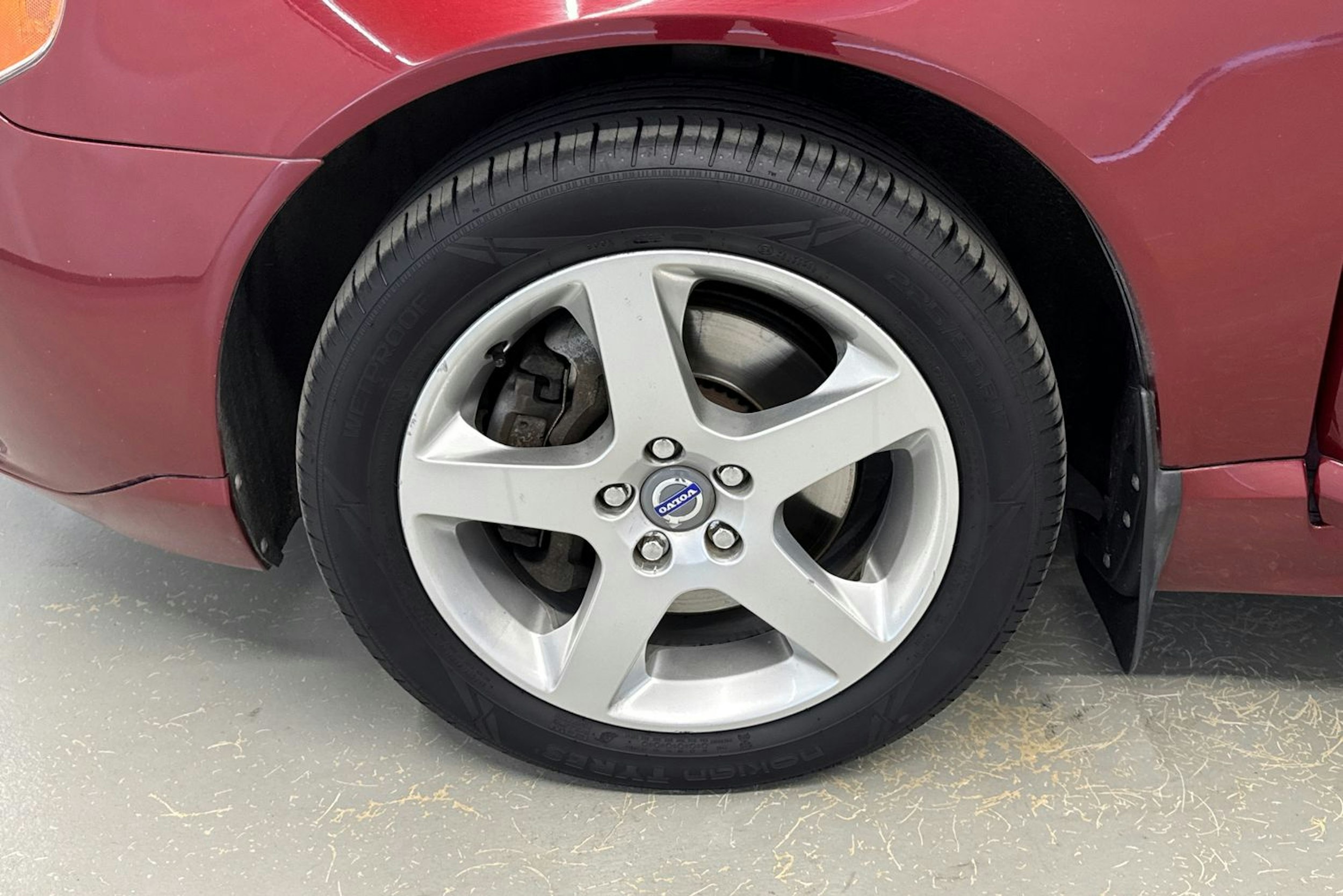 punainen Volvo V70 2008 kuva 13.