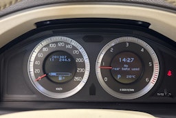 punainen Volvo V70 2008 kuva 15.
