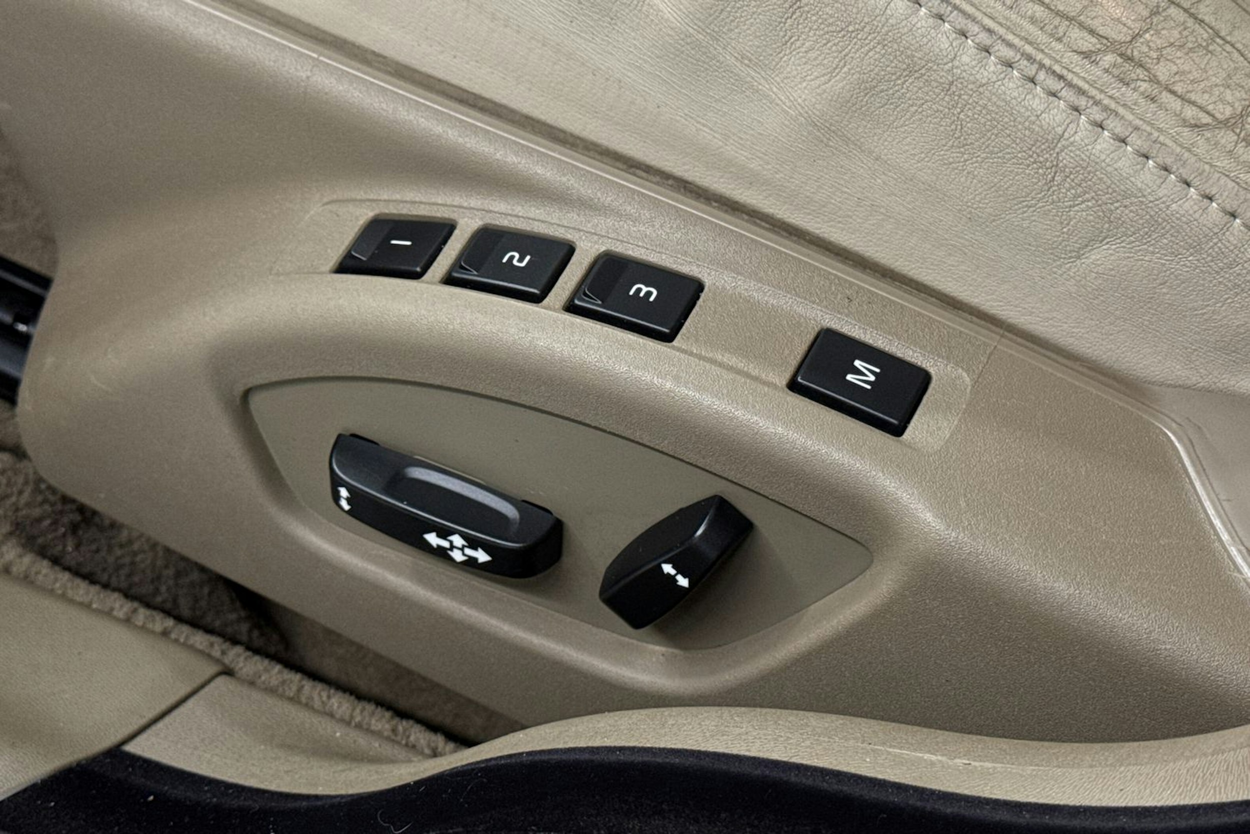 punainen Volvo V70 2008 kuva 18.