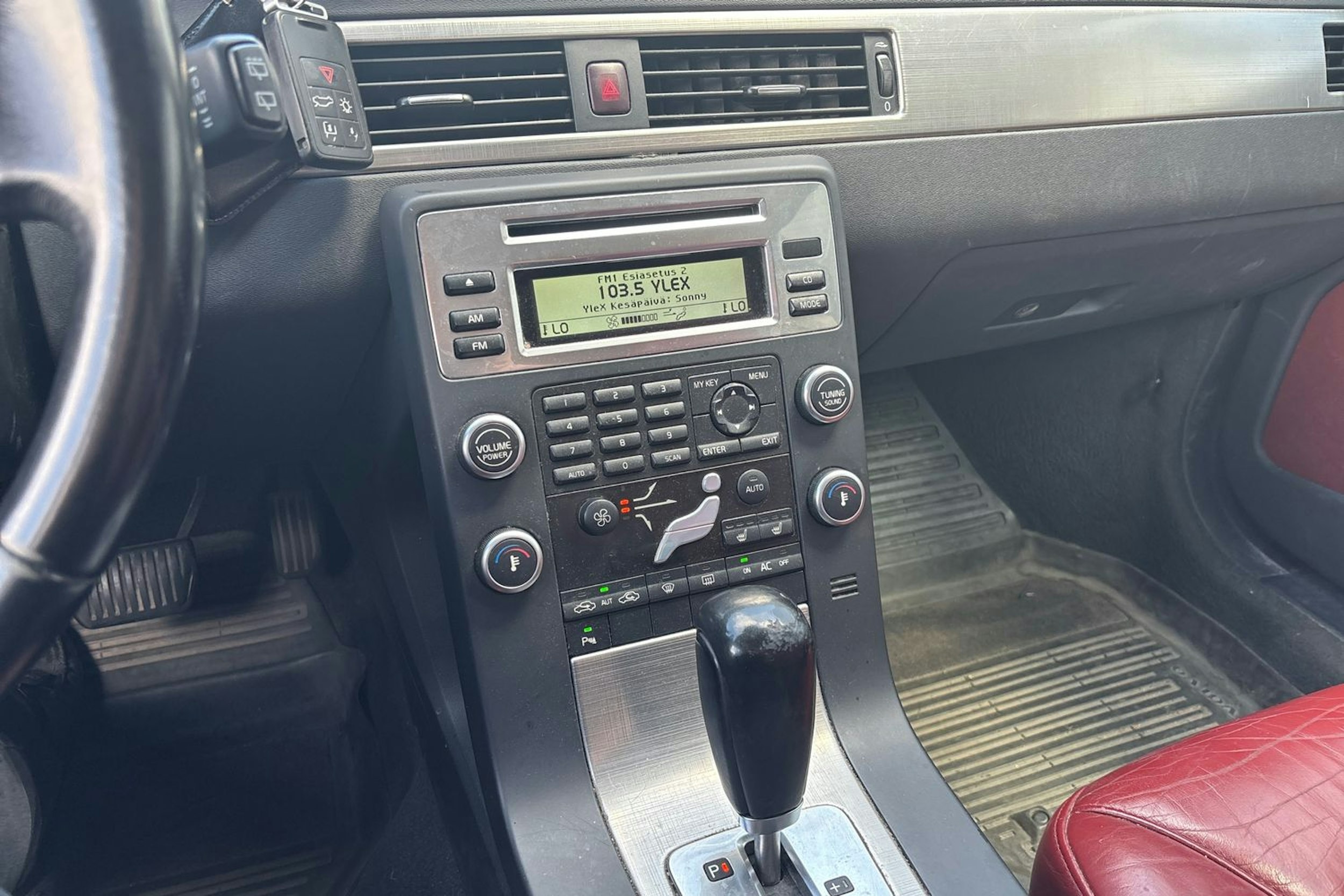 Harmaa Volvo V70 2008 kuva 16.
