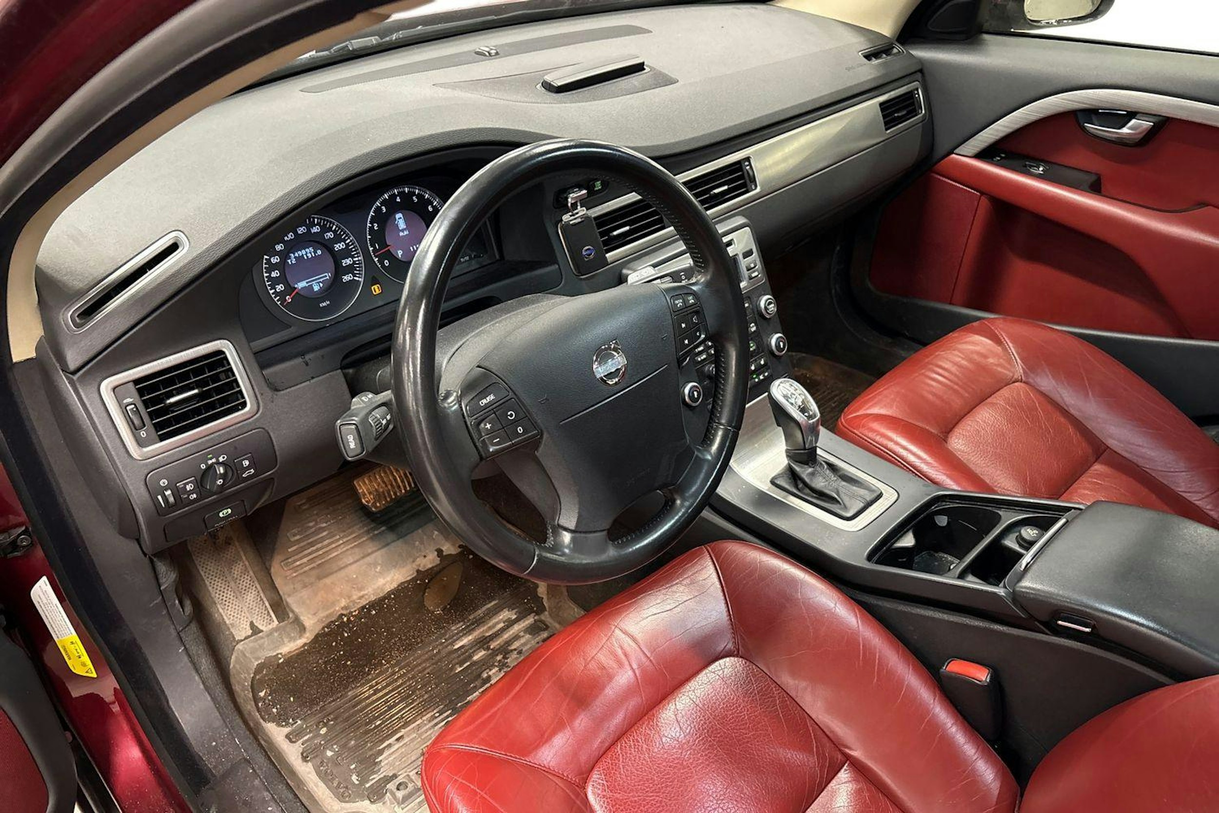 punainen Volvo V70 2008 kuva 3.