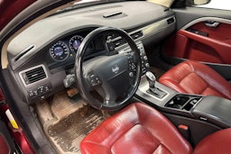 punainen Volvo V70 2008 kuva 3.