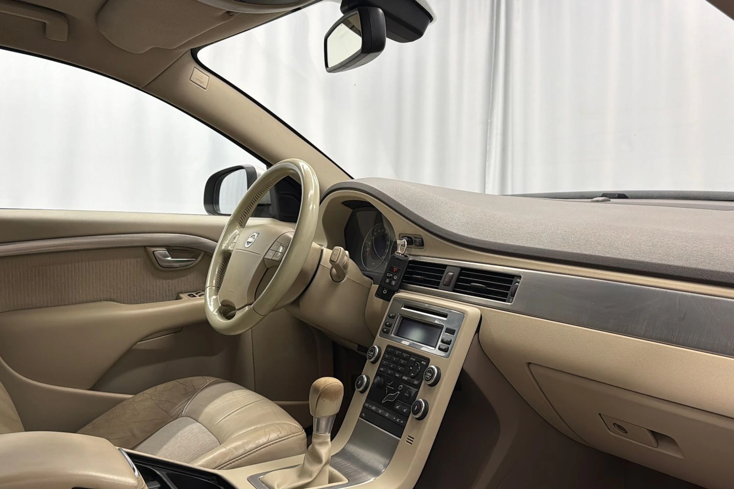 ruskea (beige) Volvo V70 2008 kuva 12.