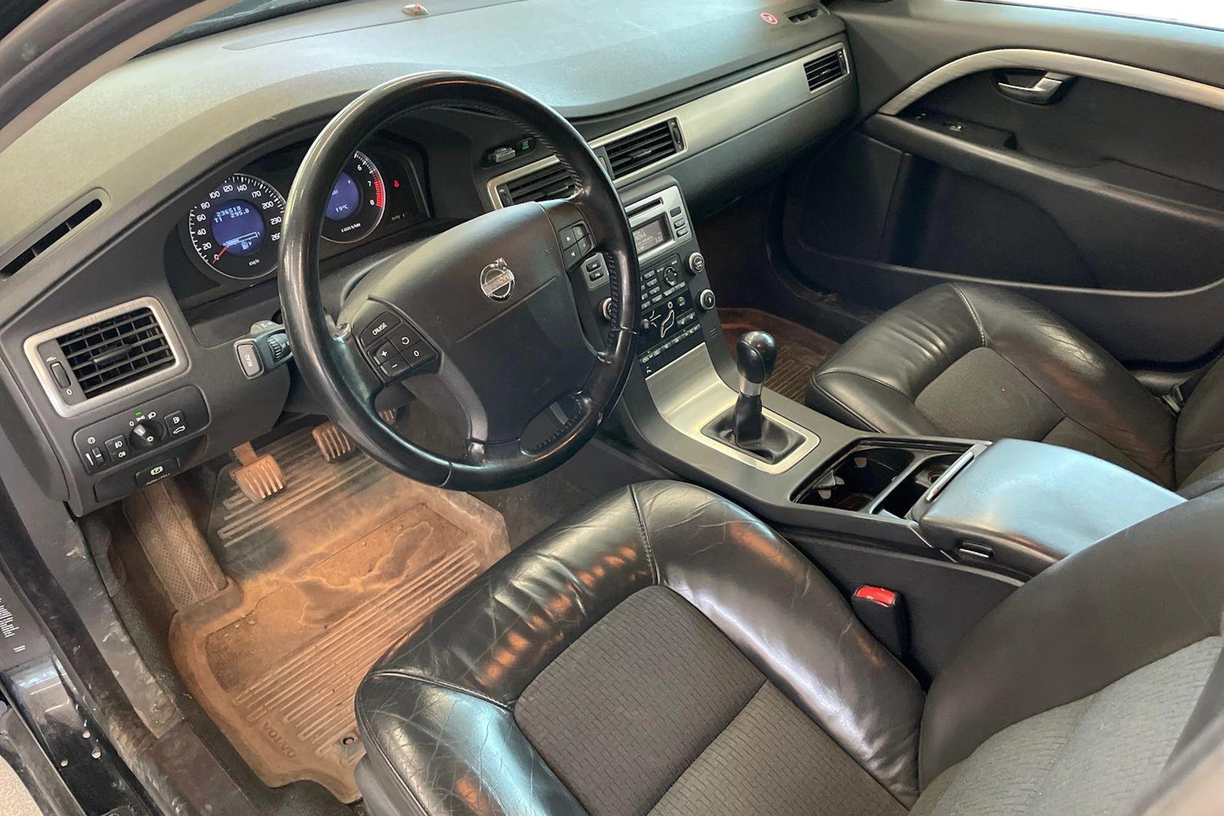 Musta Volvo V70 2009 kuva 3.