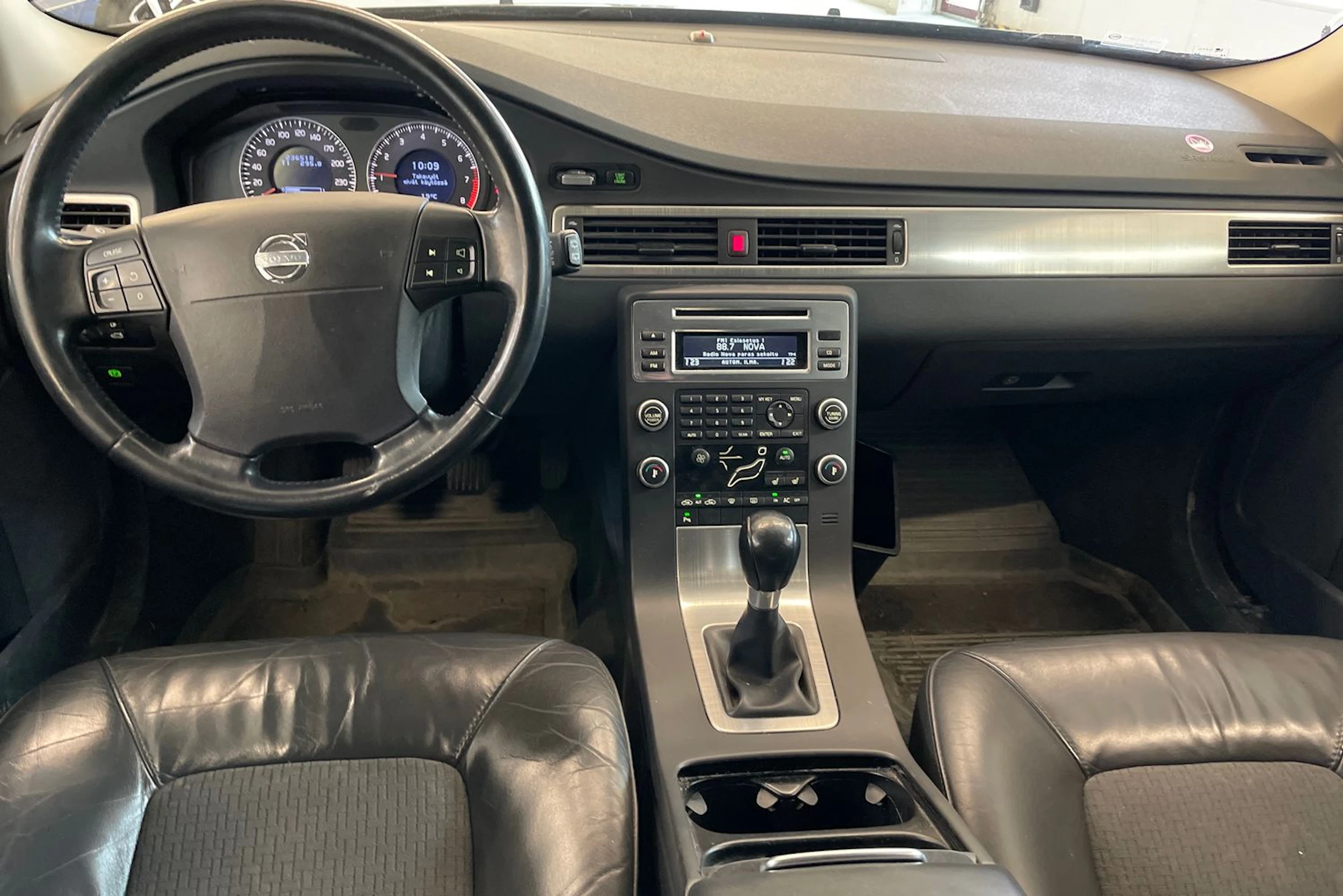 Musta Volvo V70 2009 kuva 4.