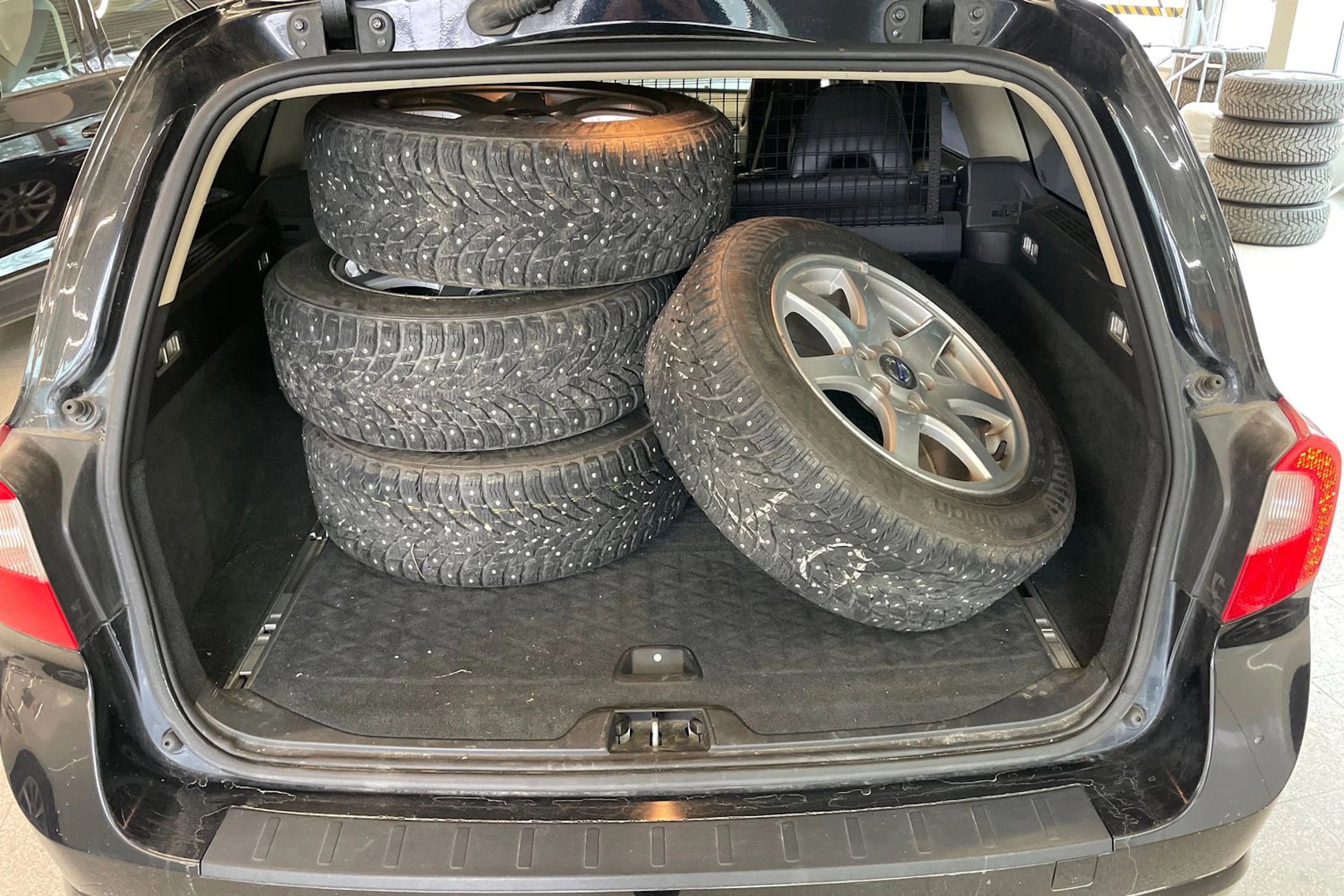 Musta Volvo V70 2009 kuva 5.