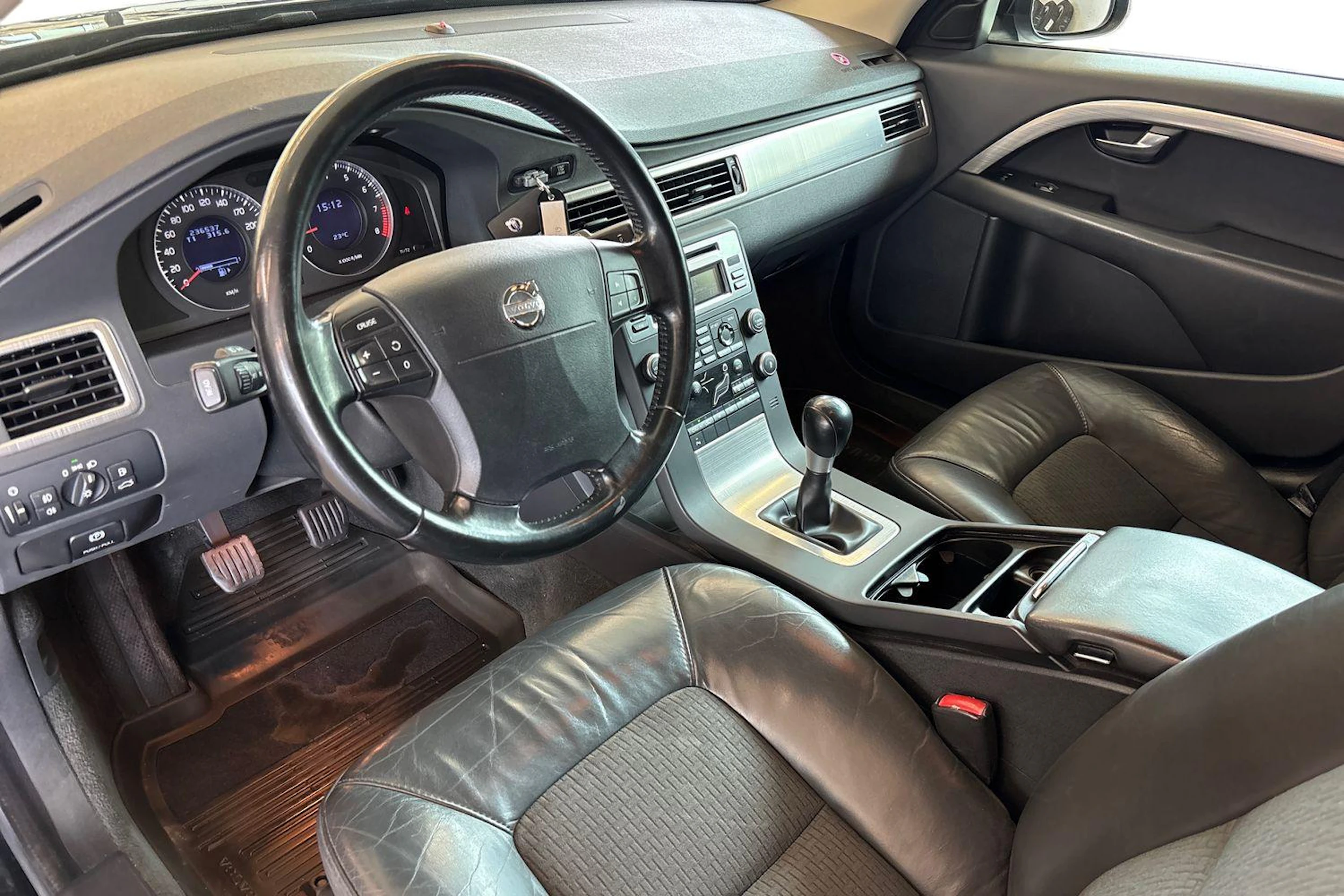 Musta Volvo V70 2009 kuva 8.