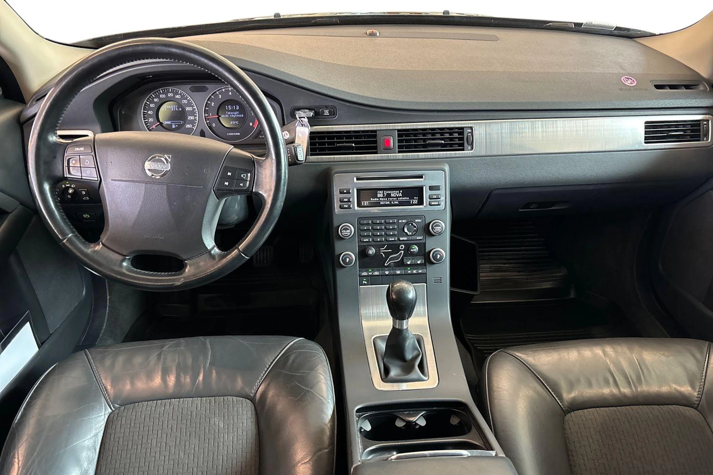 Musta Volvo V70 2009 kuva 9.