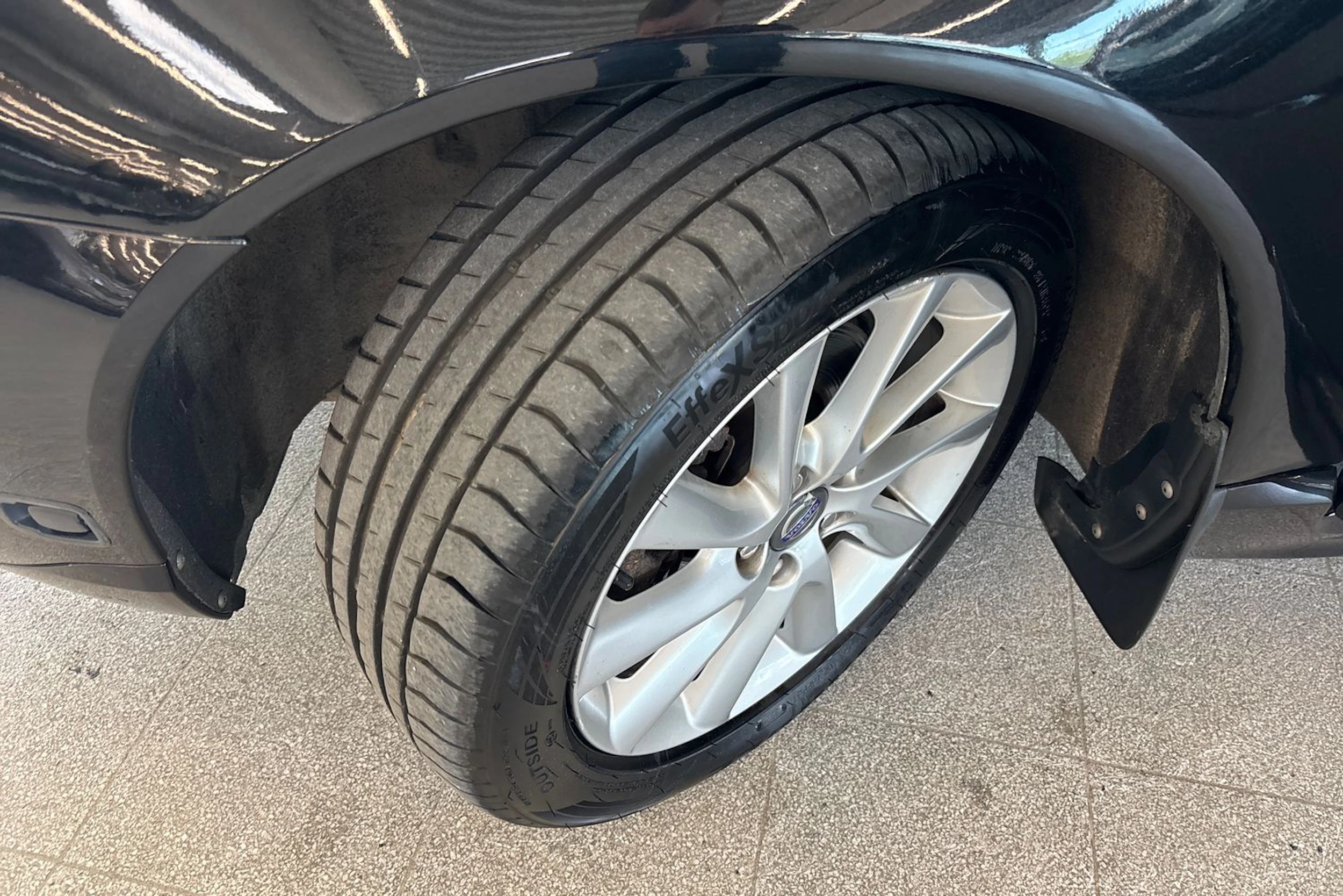 Musta Volvo V70 2009 kuva 13.