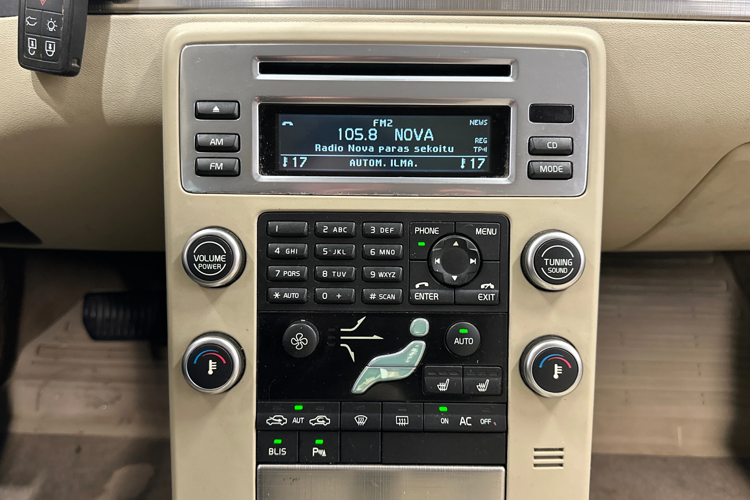 musta Volvo V70 2009 kuva 16.