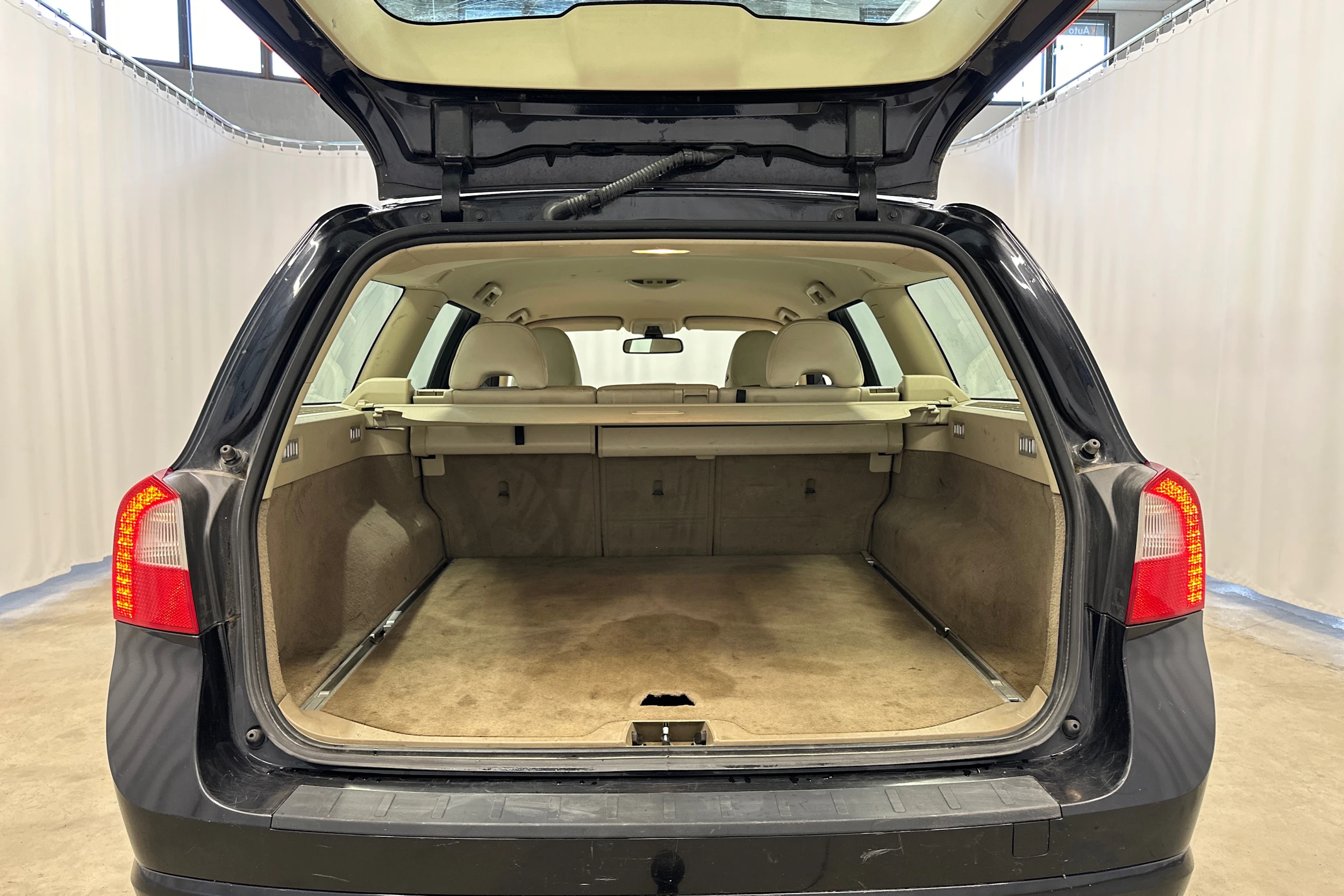 musta Volvo V70 2009 kuva 21.