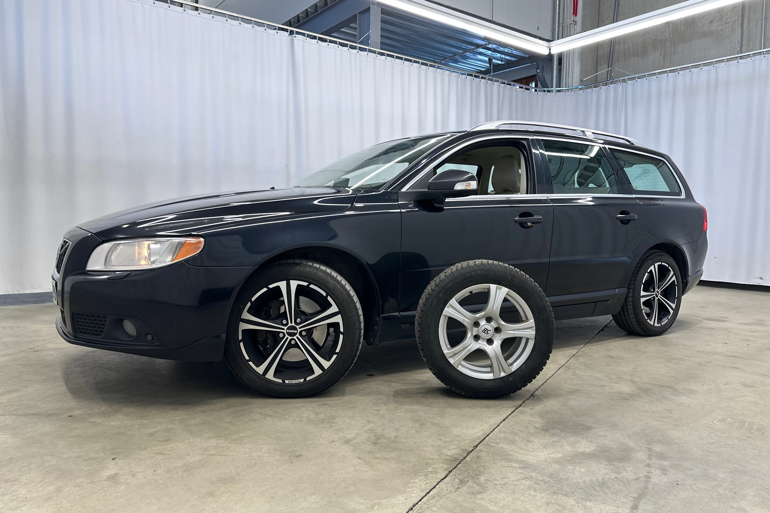 musta Volvo V70 2009 kuva 24.