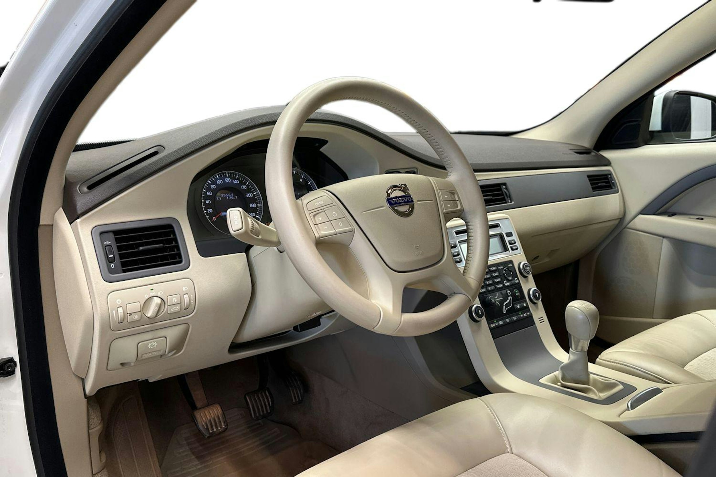 valkoinen Volvo V70 2011 kuva 7.