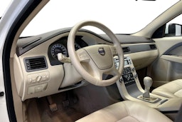 valkoinen Volvo V70 2011 kuva 7.