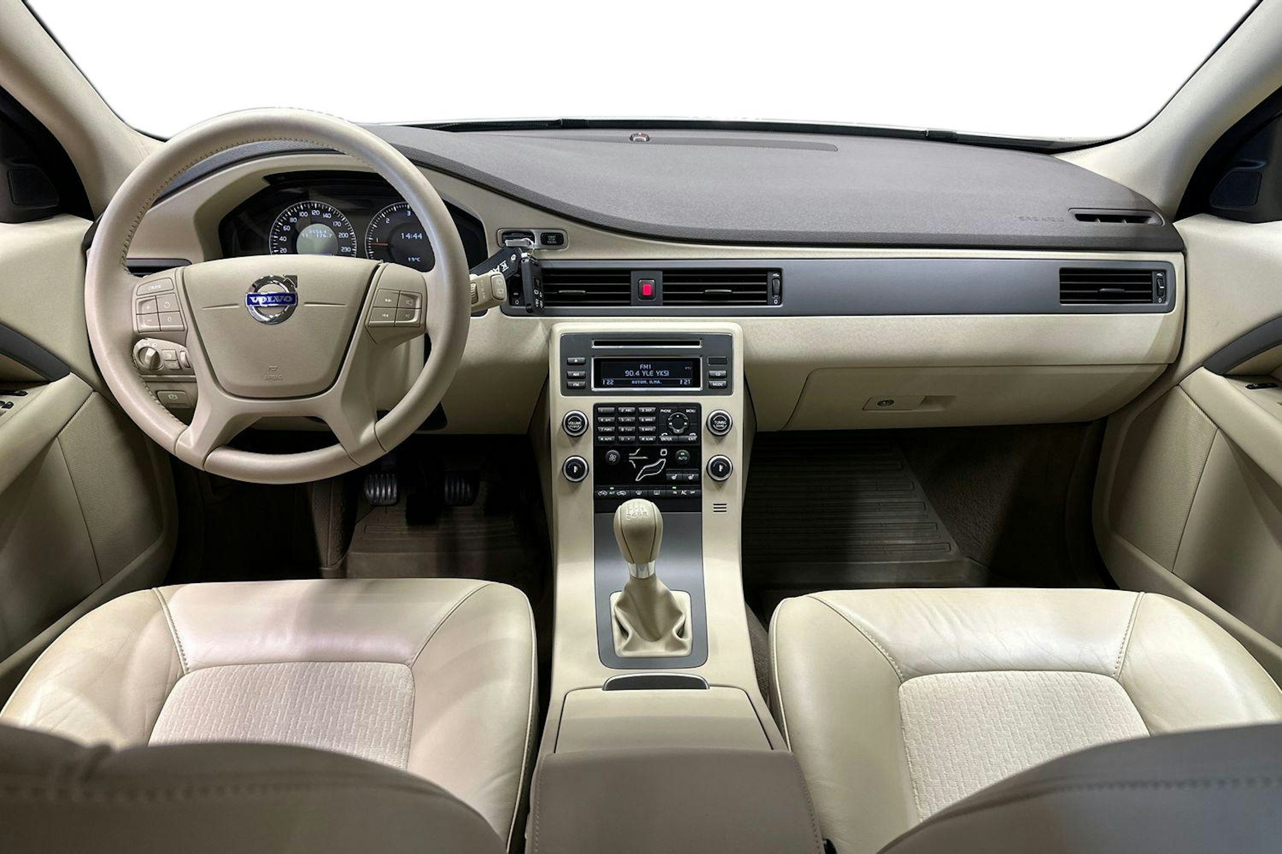 valkoinen Volvo V70 2011 kuva 9.