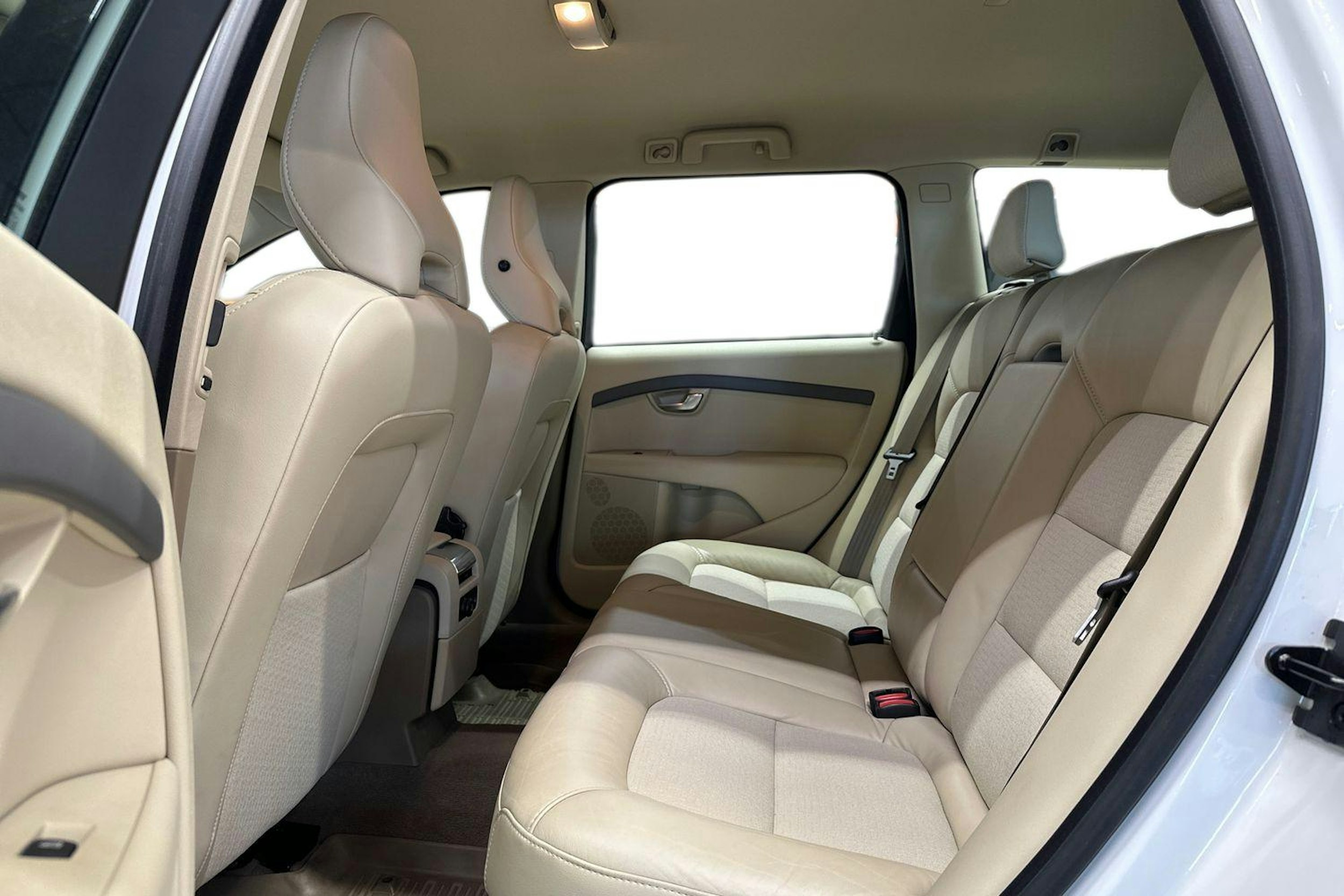 valkoinen Volvo V70 2011 kuva 10.