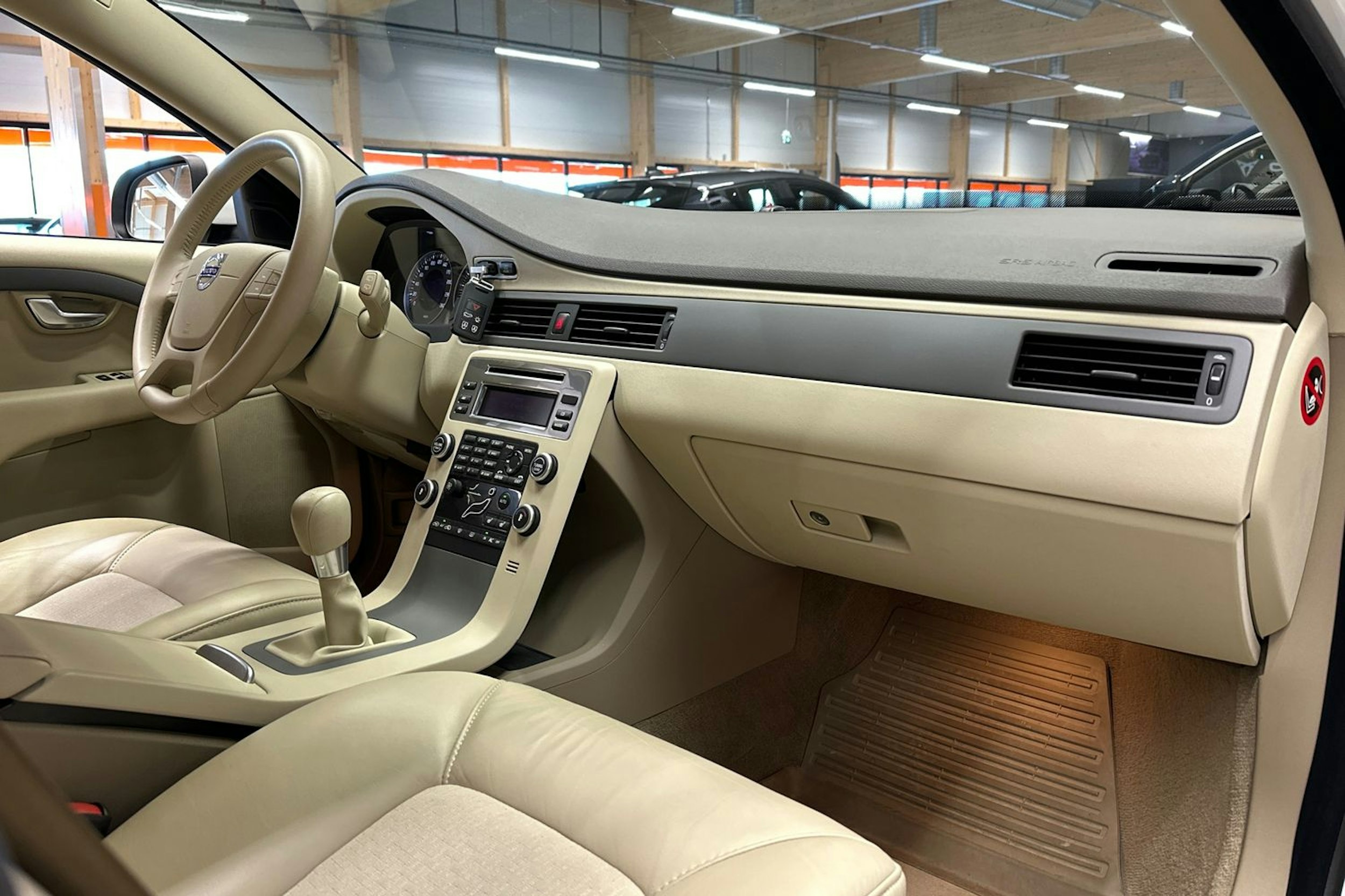 valkoinen Volvo V70 2011 kuva 14.