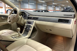 valkoinen Volvo V70 2011 kuva 14.