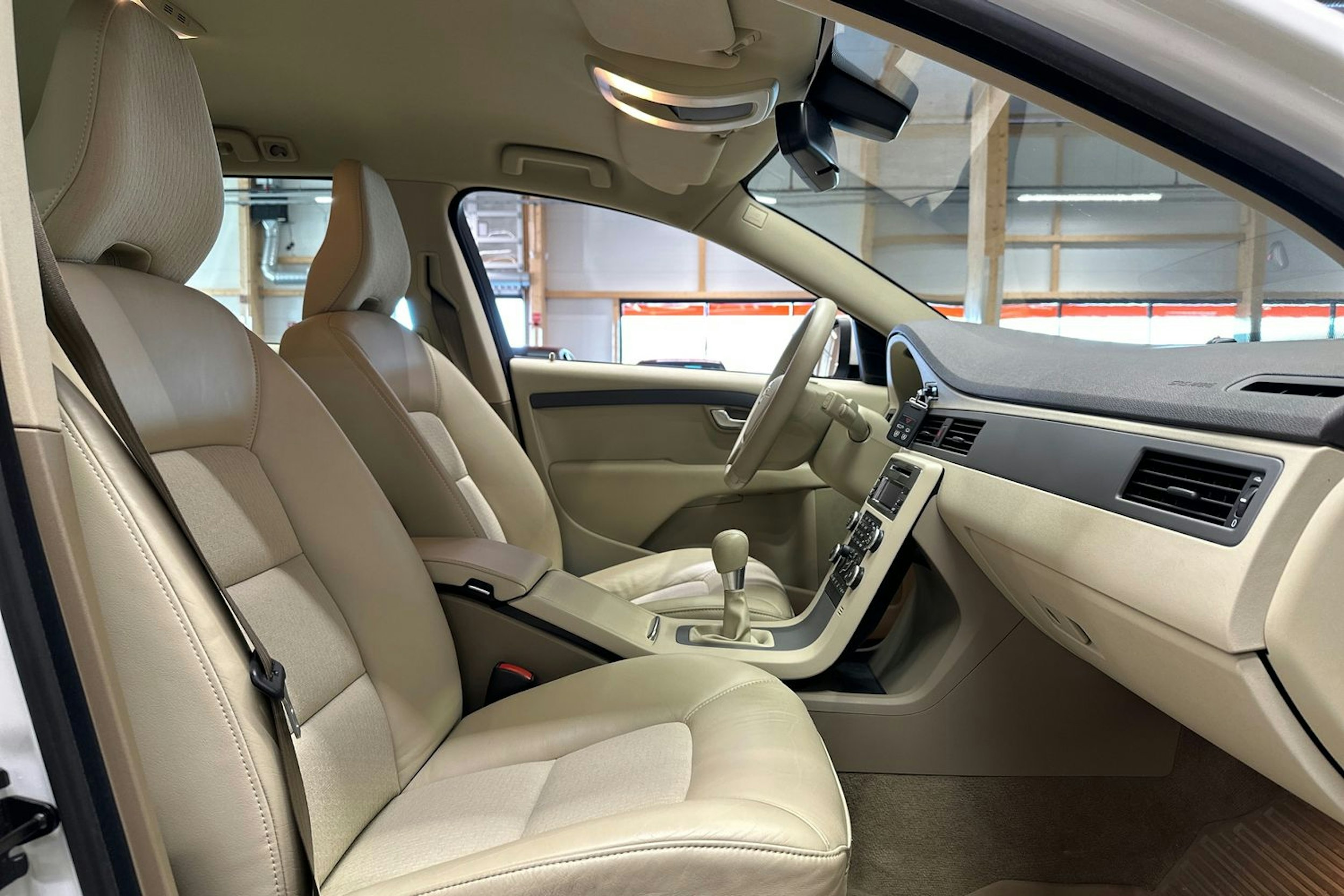 valkoinen Volvo V70 2011 kuva 15.