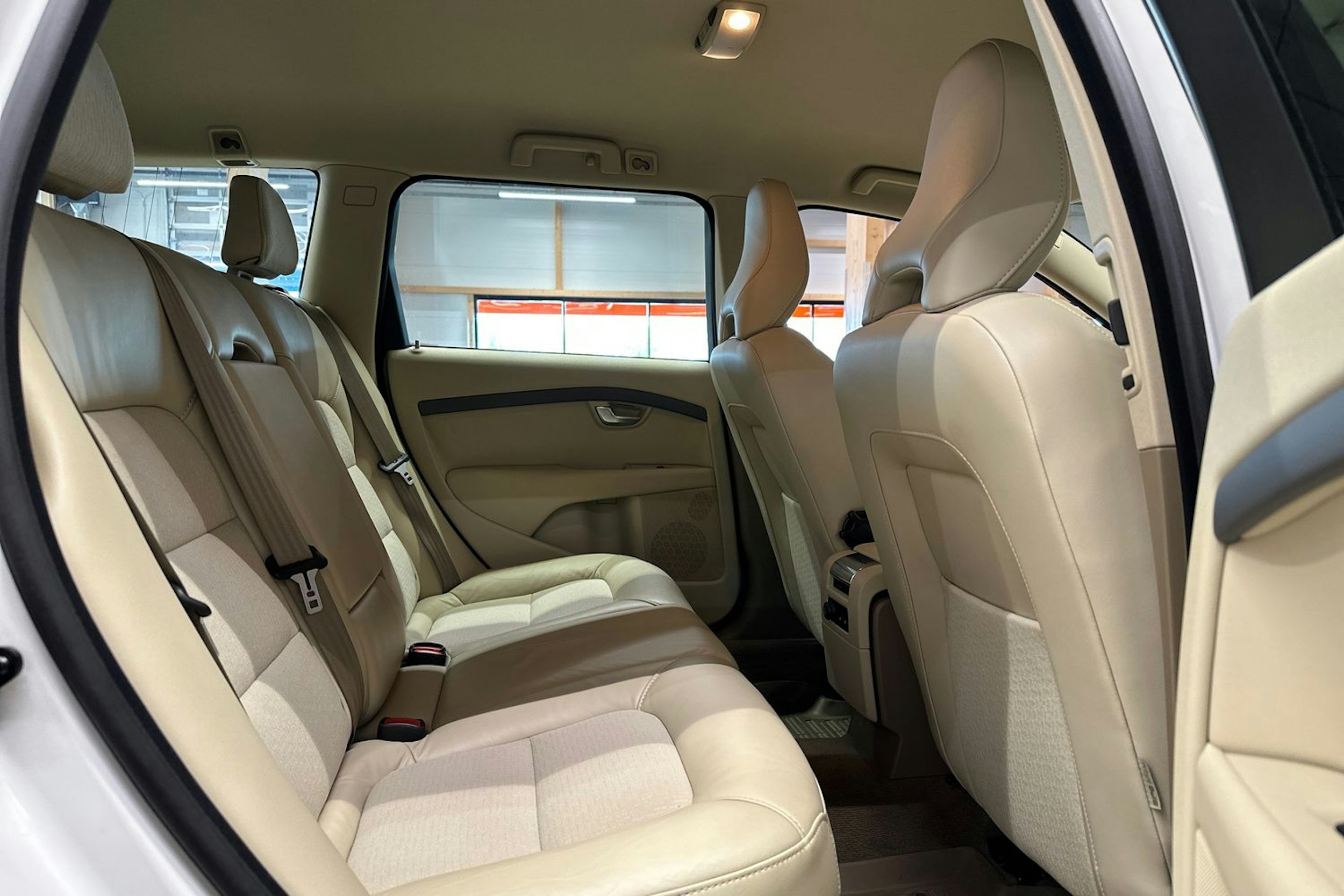 valkoinen Volvo V70 2011 kuva 16.
