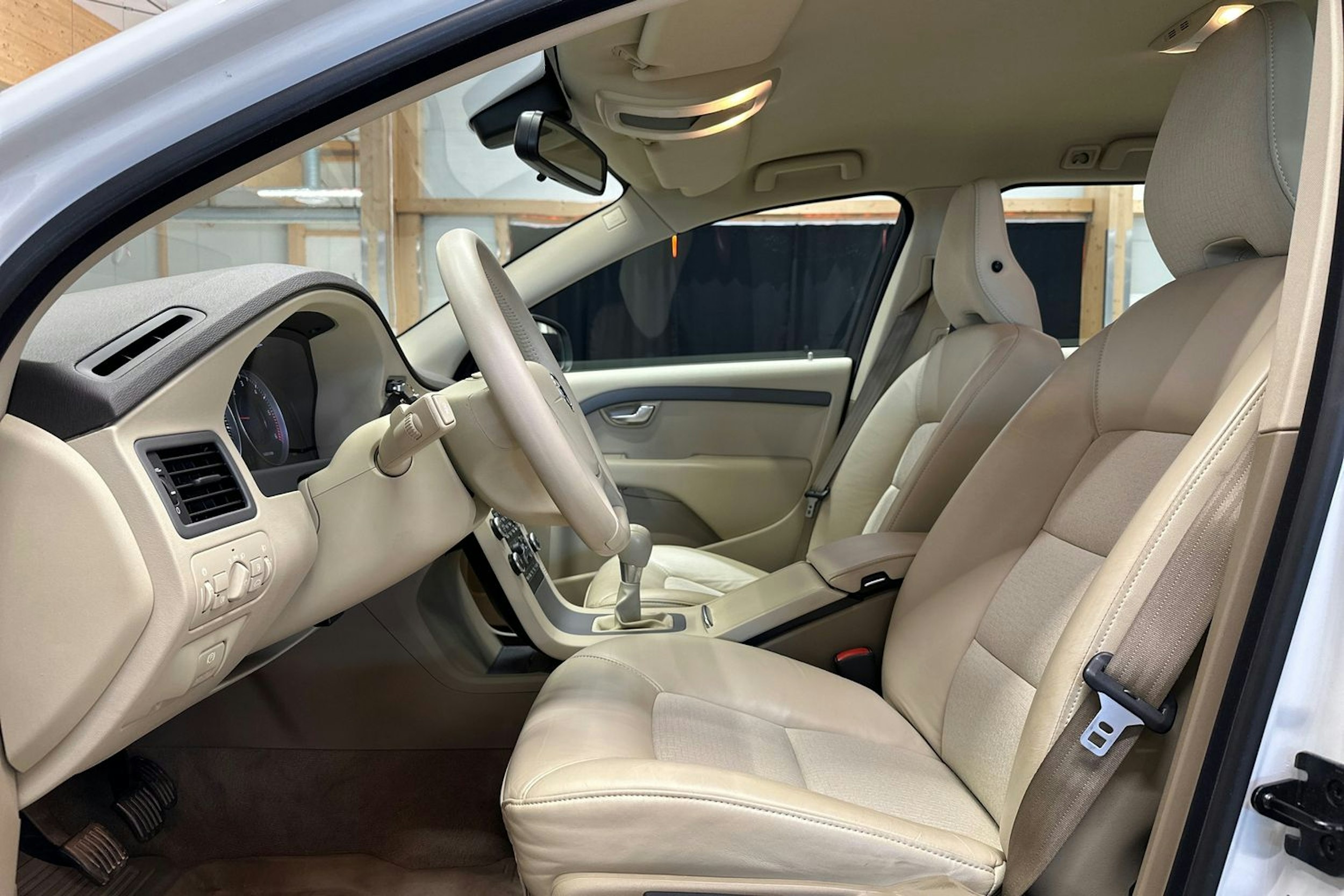valkoinen Volvo V70 2011 kuva 18.
