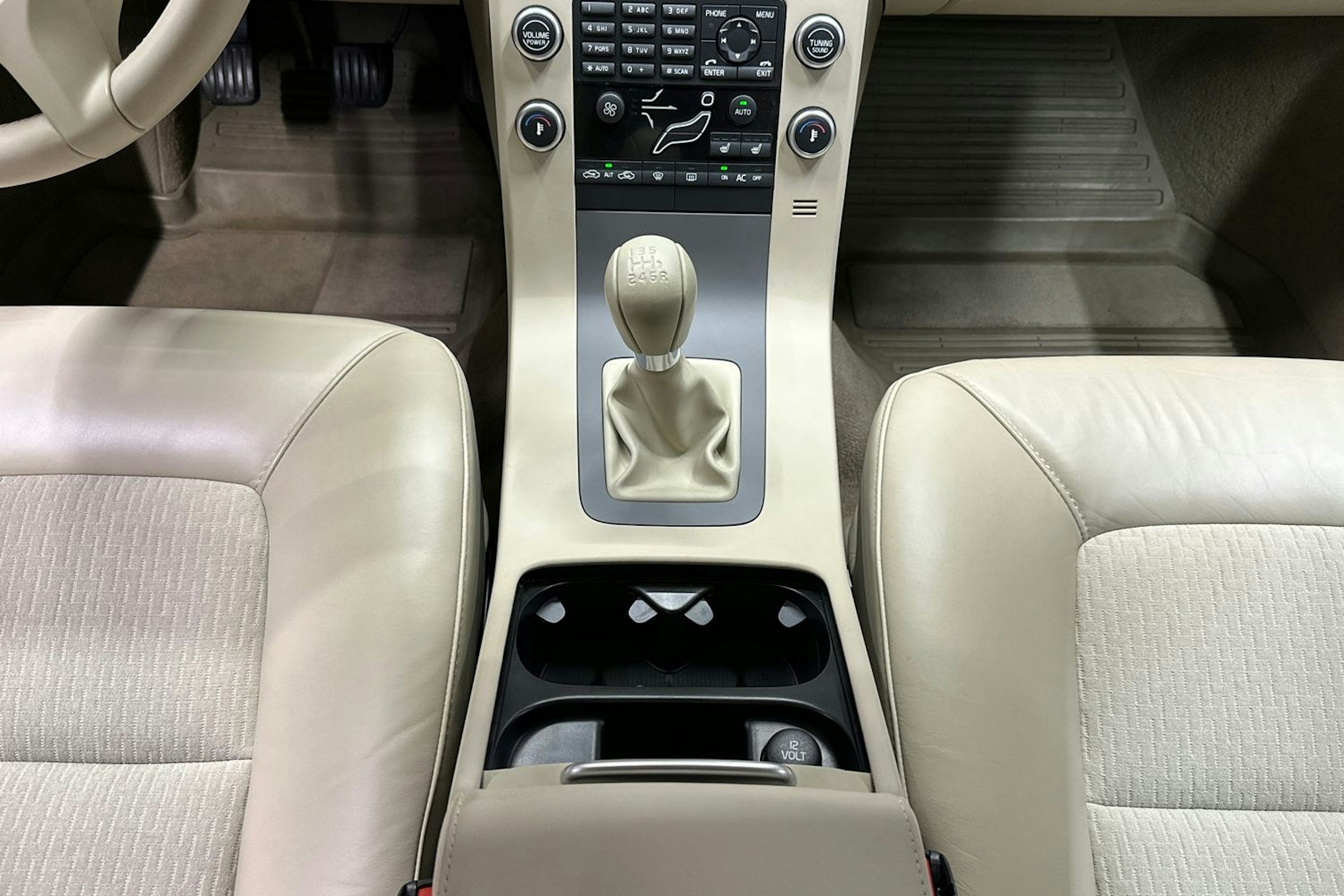 valkoinen Volvo V70 2011 kuva 20.