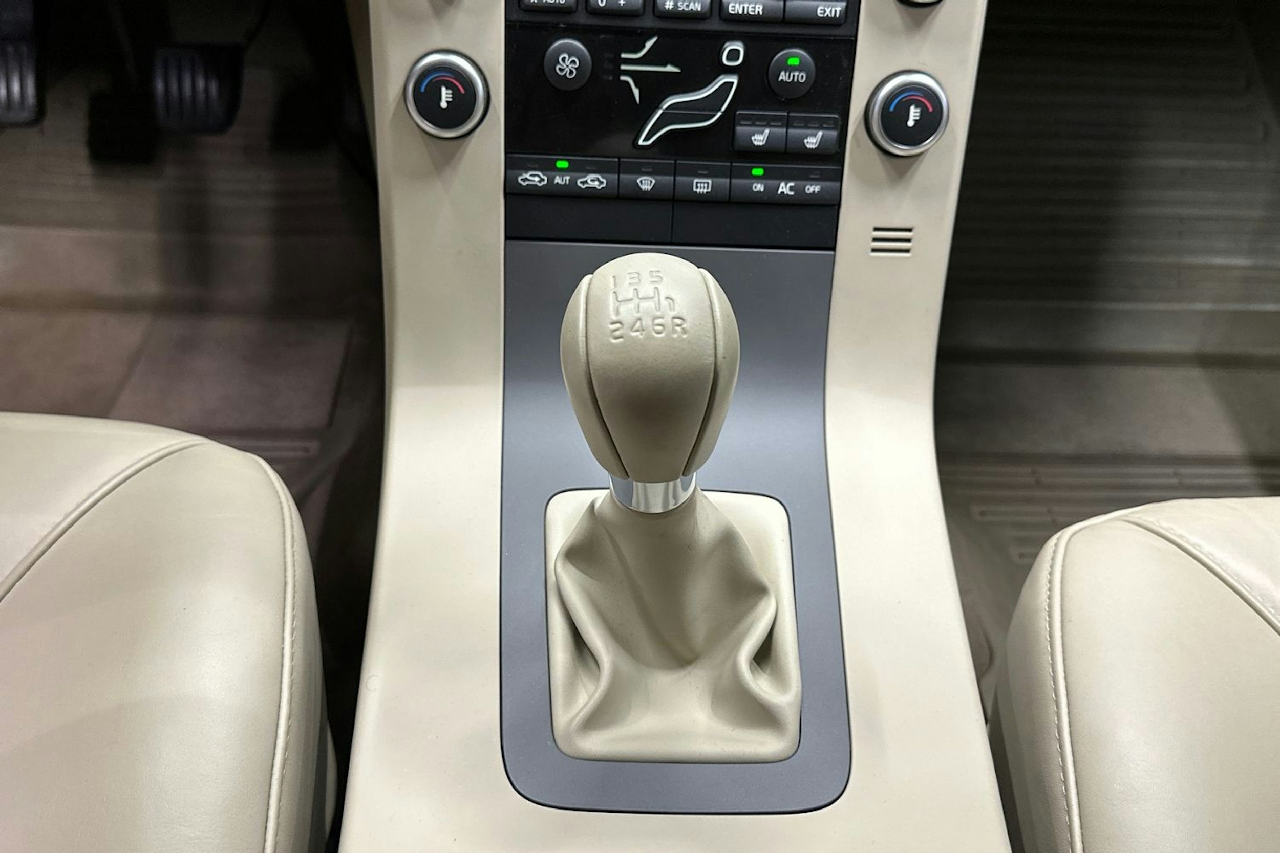 valkoinen Volvo V70 2011 kuva 21.
