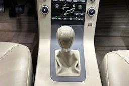 valkoinen Volvo V70 2011 kuva 21.