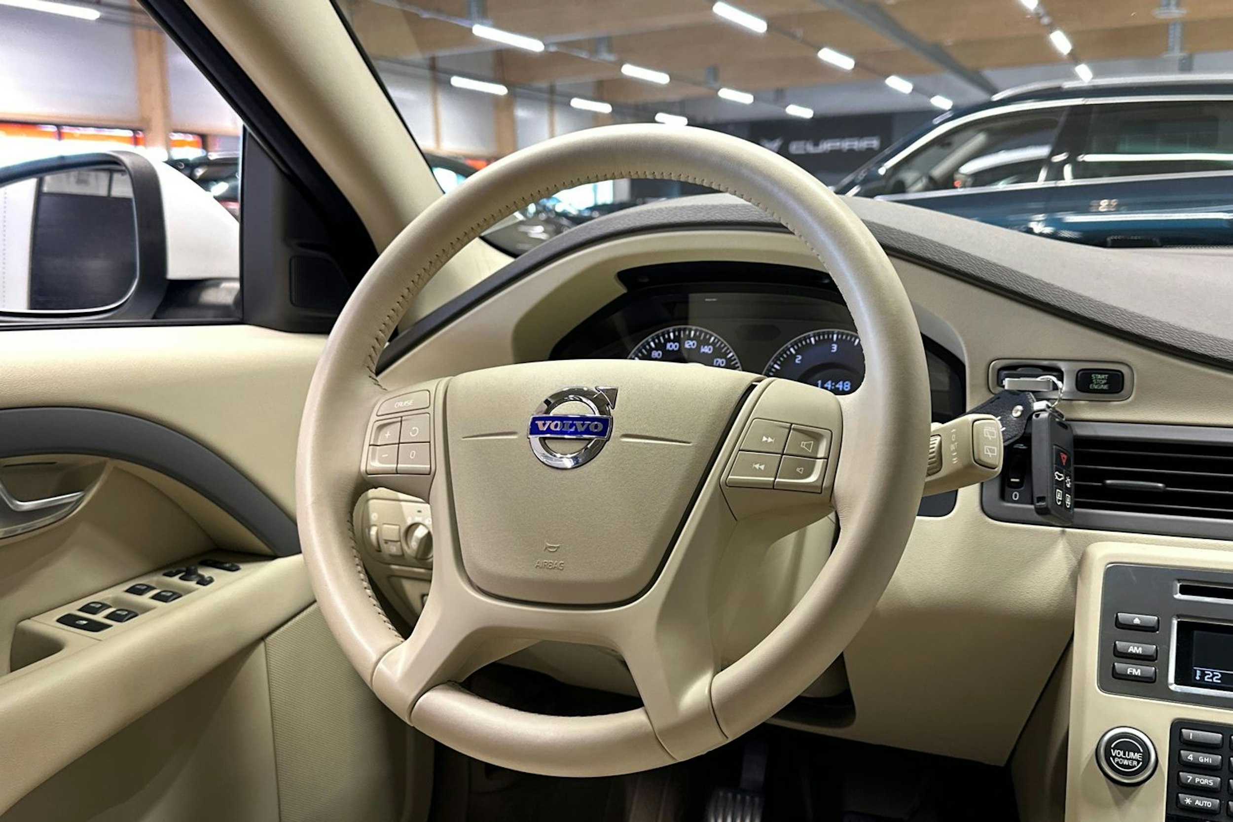 valkoinen Volvo V70 2011 kuva 22.