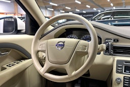 valkoinen Volvo V70 2011 kuva 22.