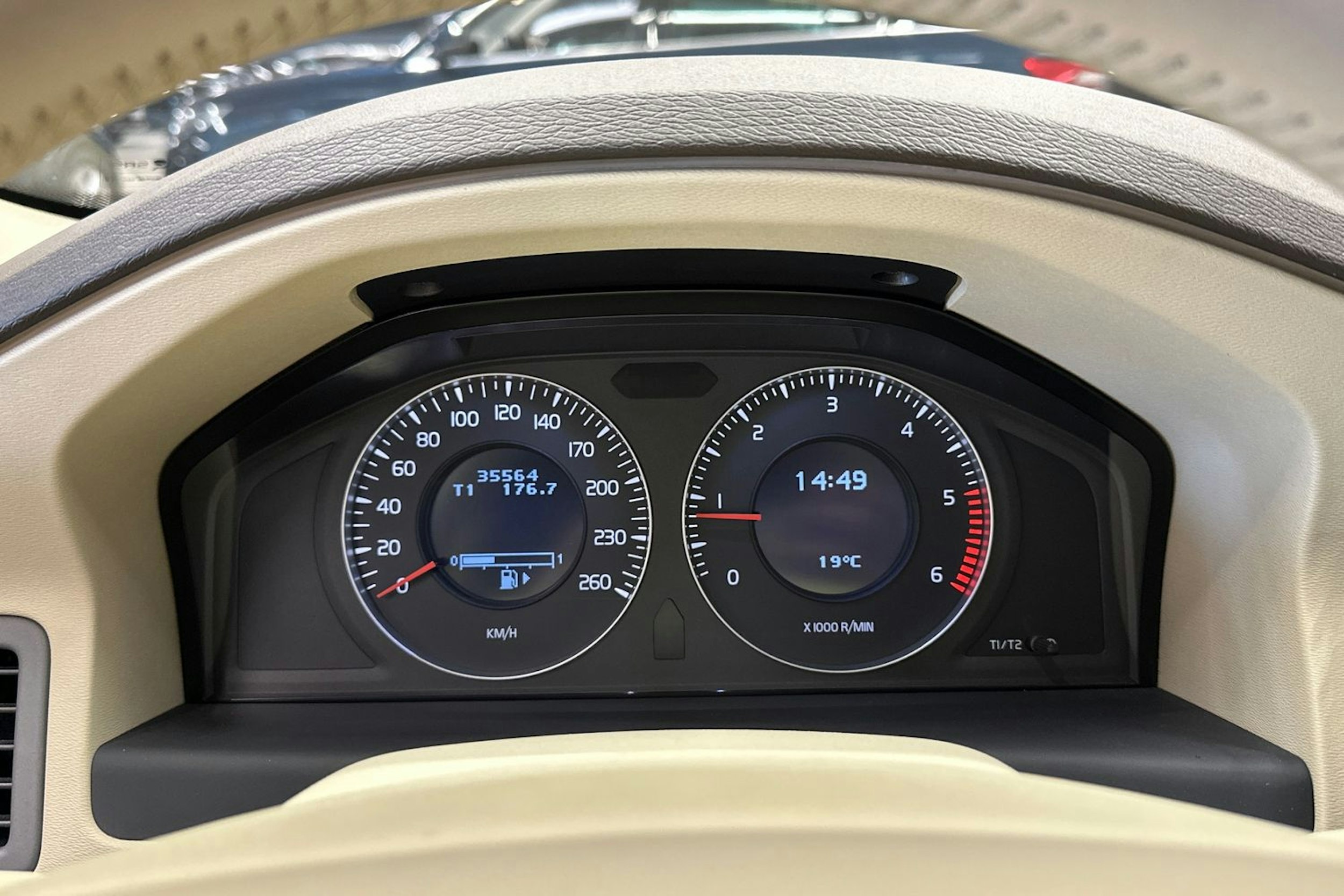 valkoinen Volvo V70 2011 kuva 23.