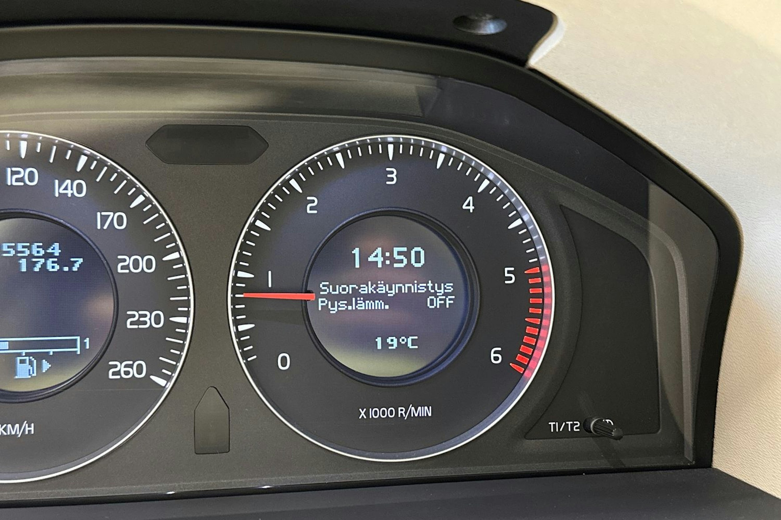 valkoinen Volvo V70 2011 kuva 24.