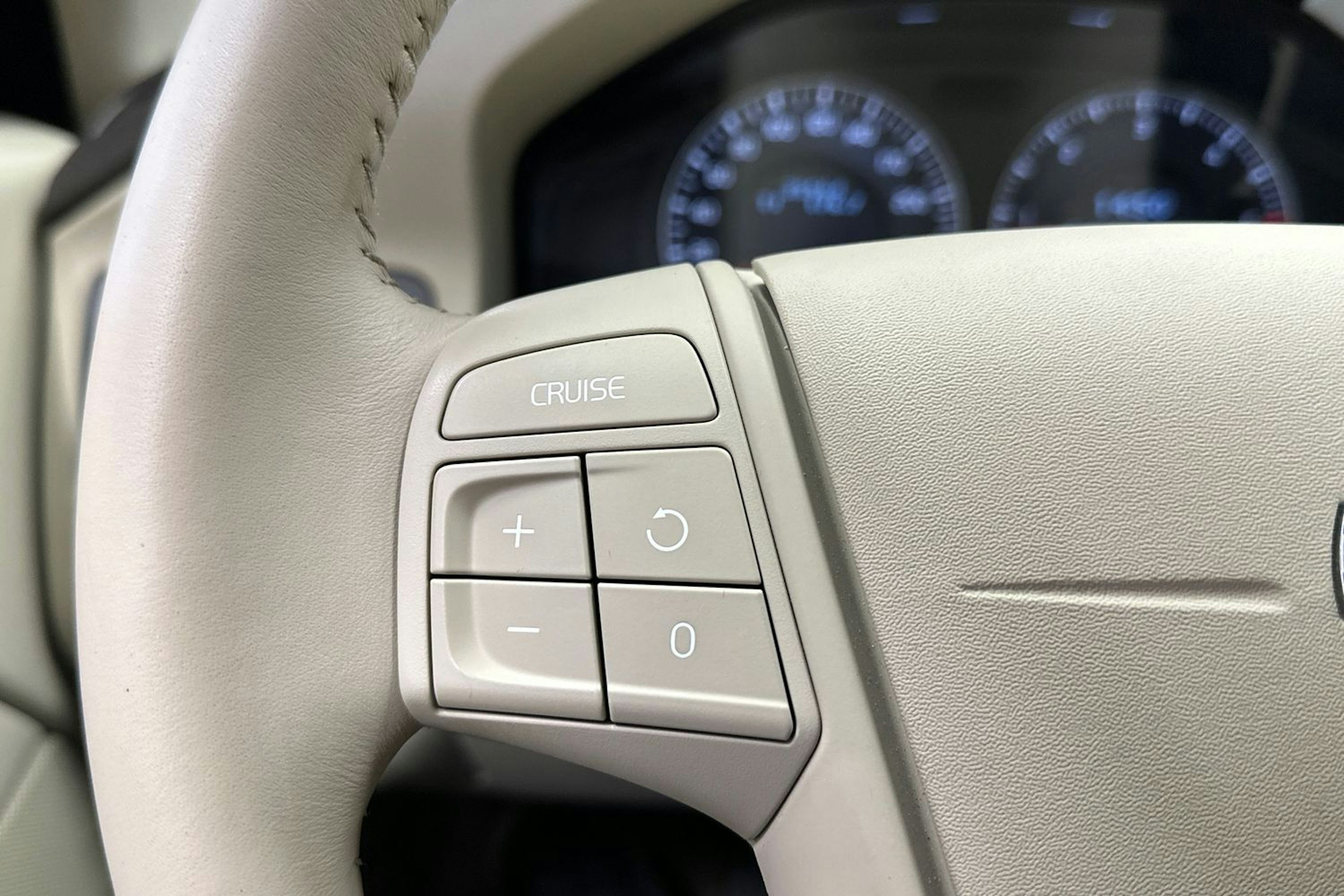 valkoinen Volvo V70 2011 kuva 27.